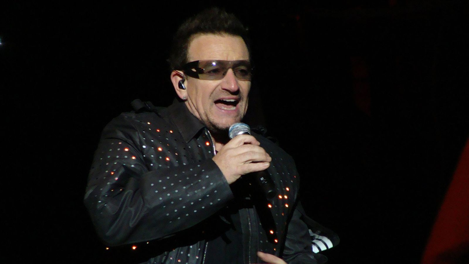 El cantant d'U2, Bono, durant un concert del seu grup