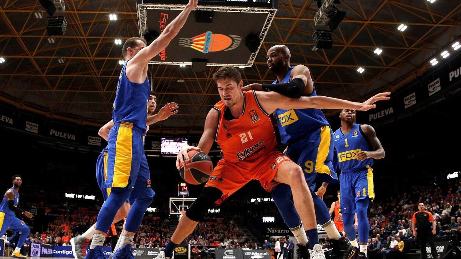 Tibor Pleiss, envoltat per jugadors de Maccabi