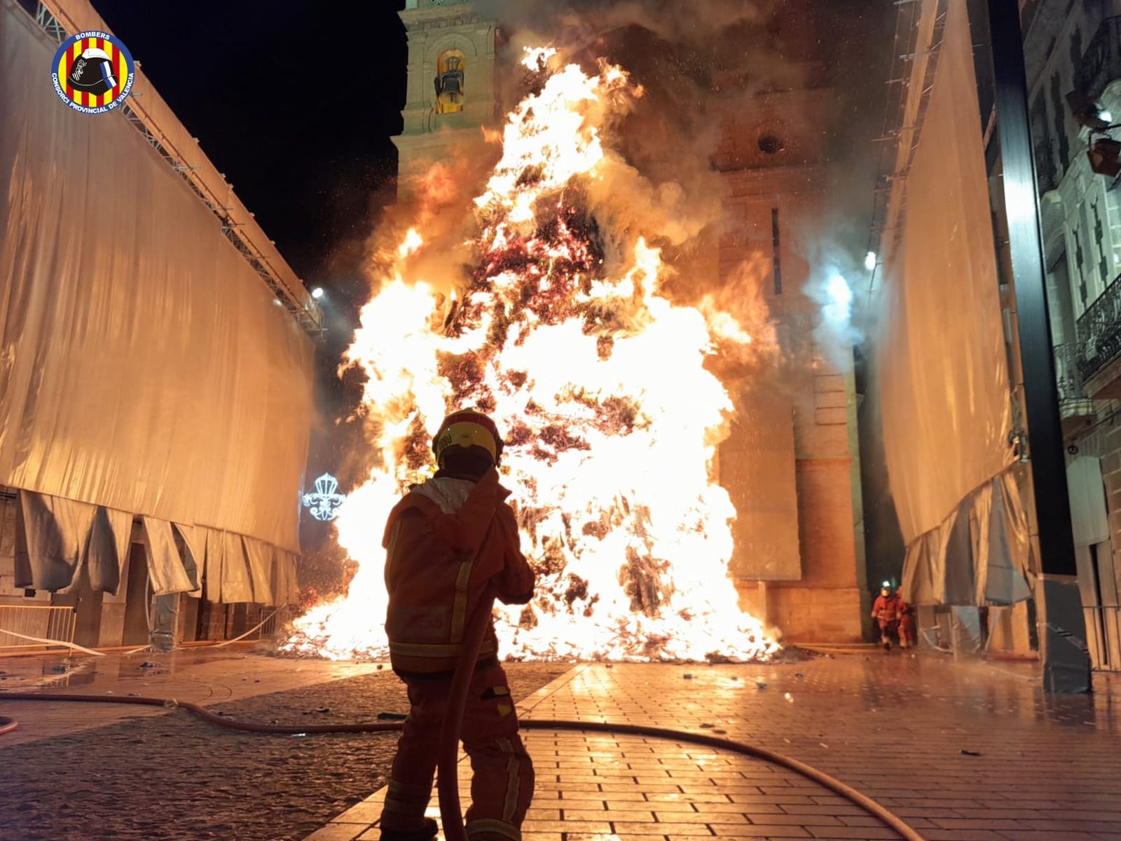 La foguera de Canals crema en honor a sant Antoni
