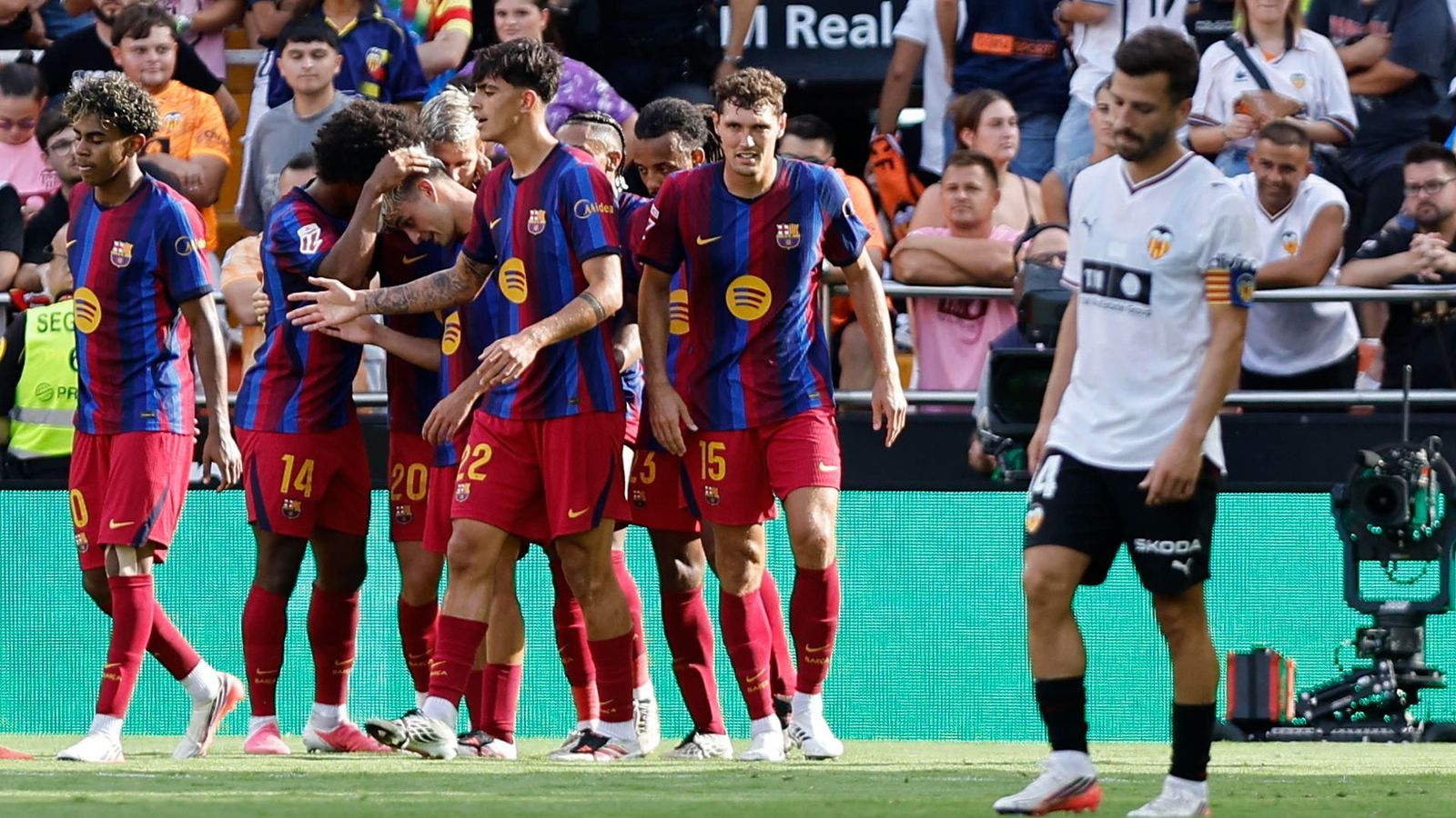 Els jugadors del Barça celebren un dels gols, davant la desesperació de Gayà