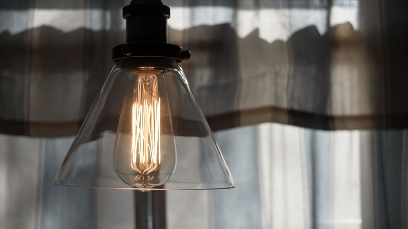 Pel que fa a les causes, els experts apunten a la baixada de l'oferta d'energia eòlica