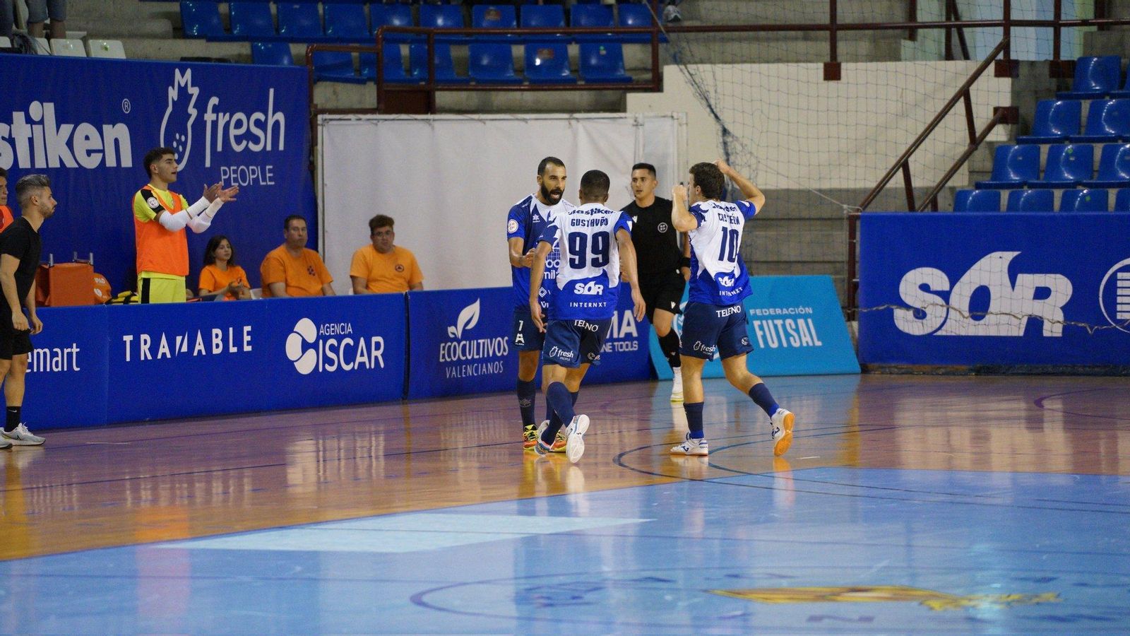 Els jugadors de l'Alzira celebren un gol