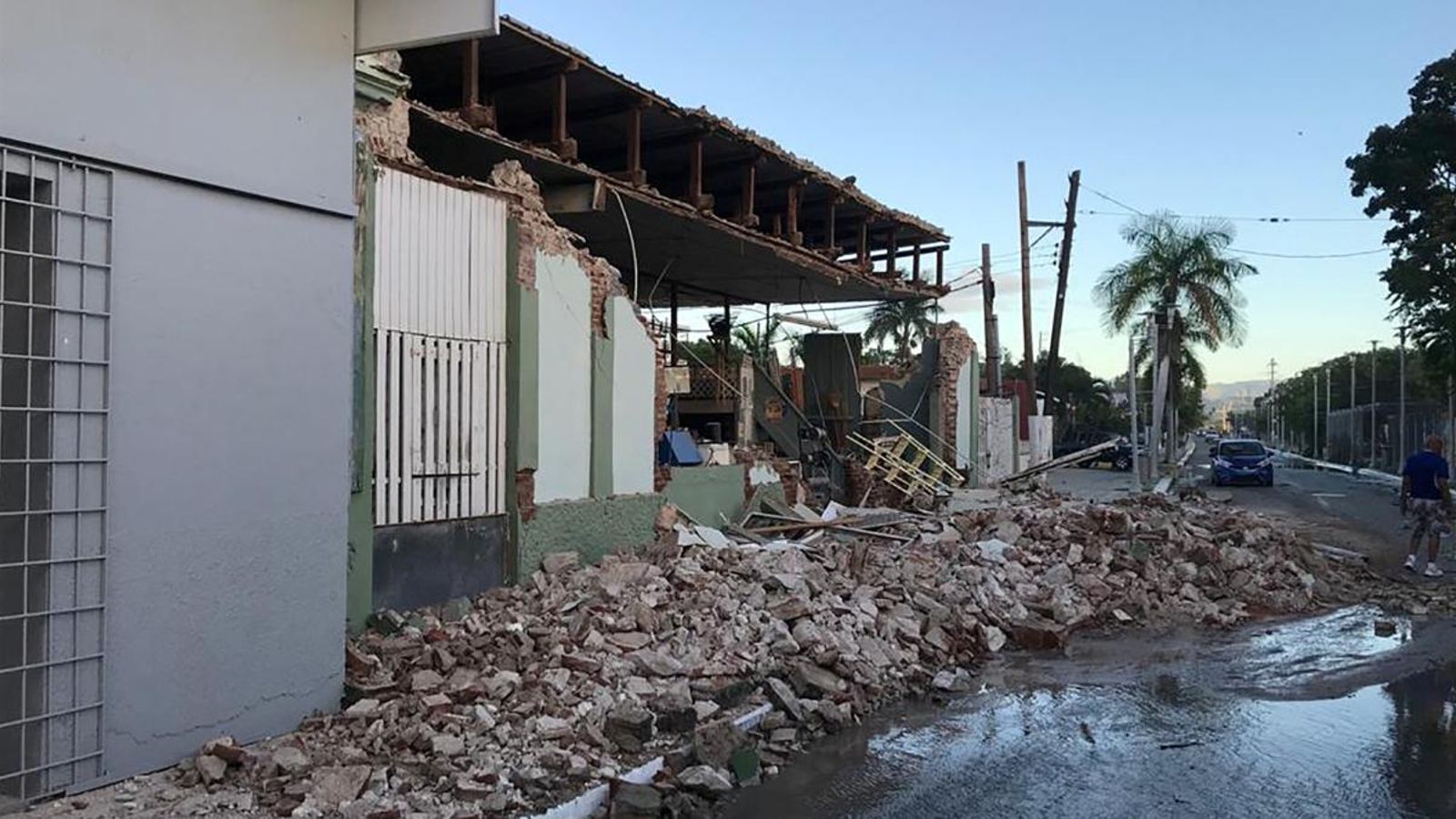 El sisme ha provocat la mort d’una persona i ha col·lapsat tot el sistema elèctric de l’illa