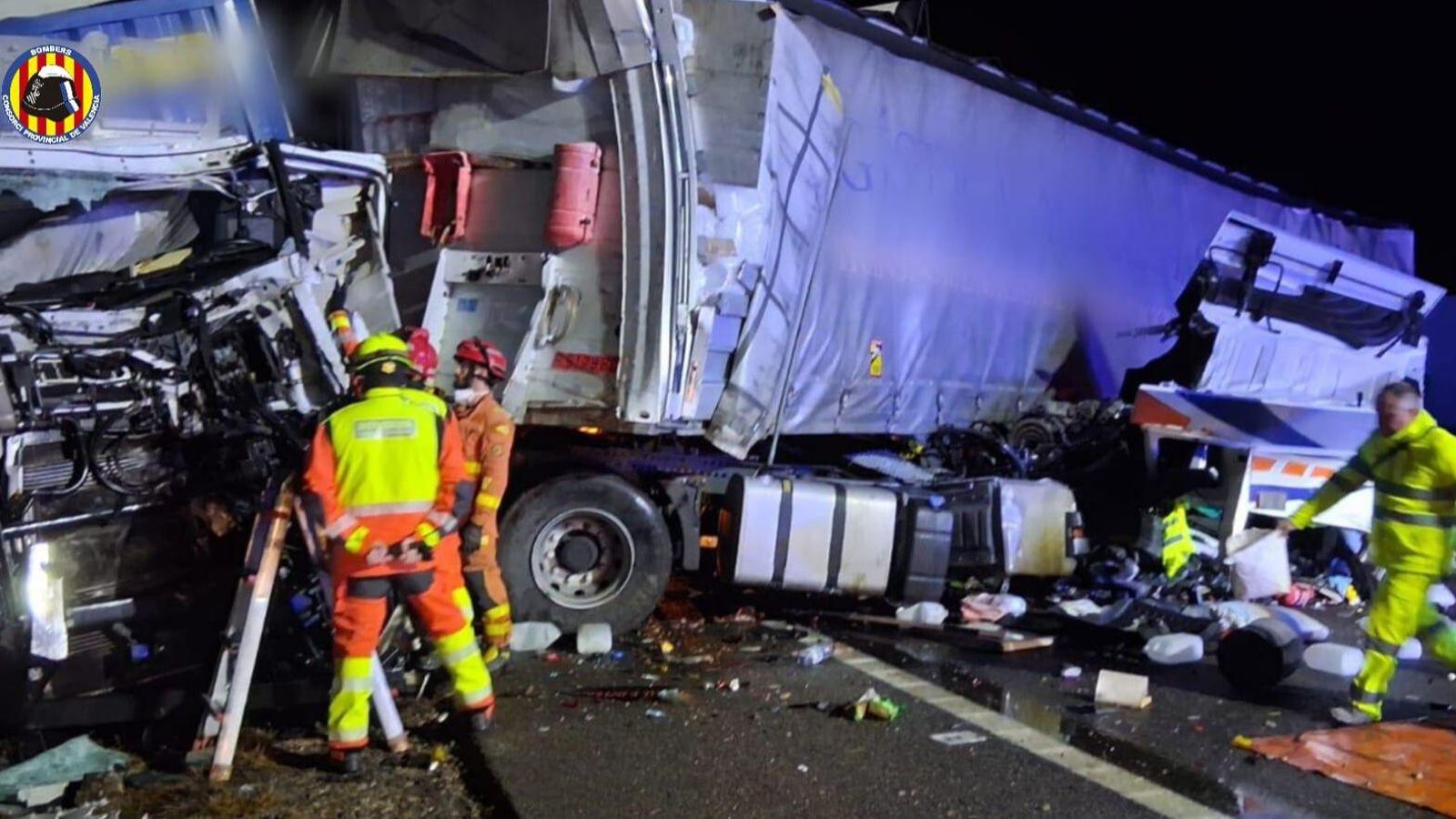 Els bombers amb un dels camions accidentats