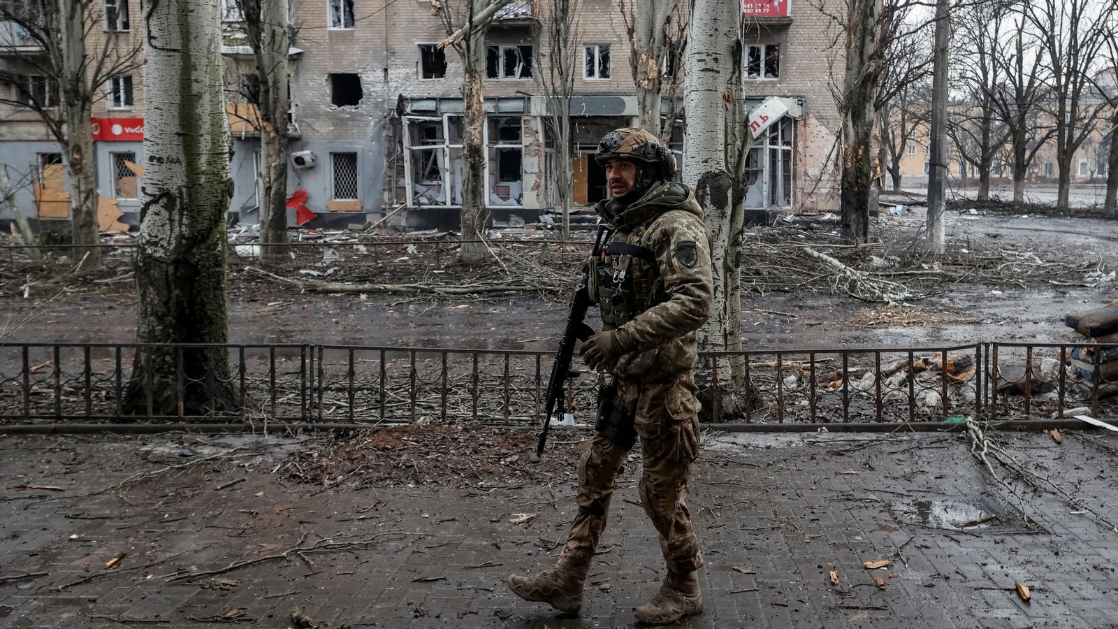 Un militar ucraïnés camina per un carrer buit i destrossat, mentre continua l'atac de Rússia a Bakhmut, a la regió de Donetsk,