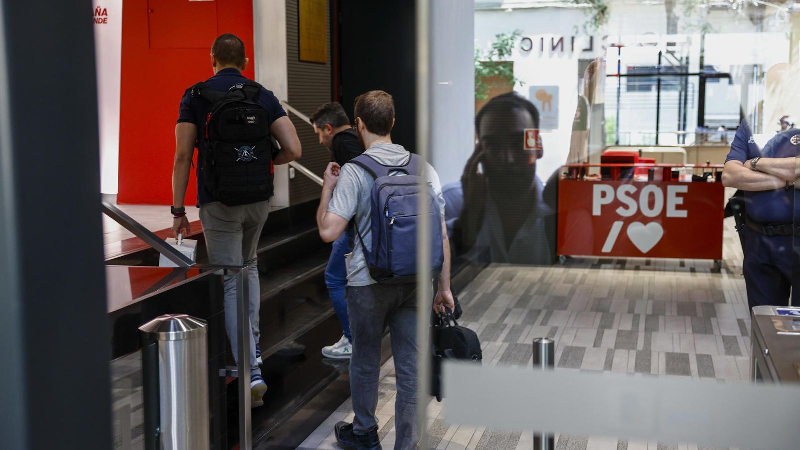 Agents de l'UCO entren en la seu del PSOE al carrer Ferraz, este divendres