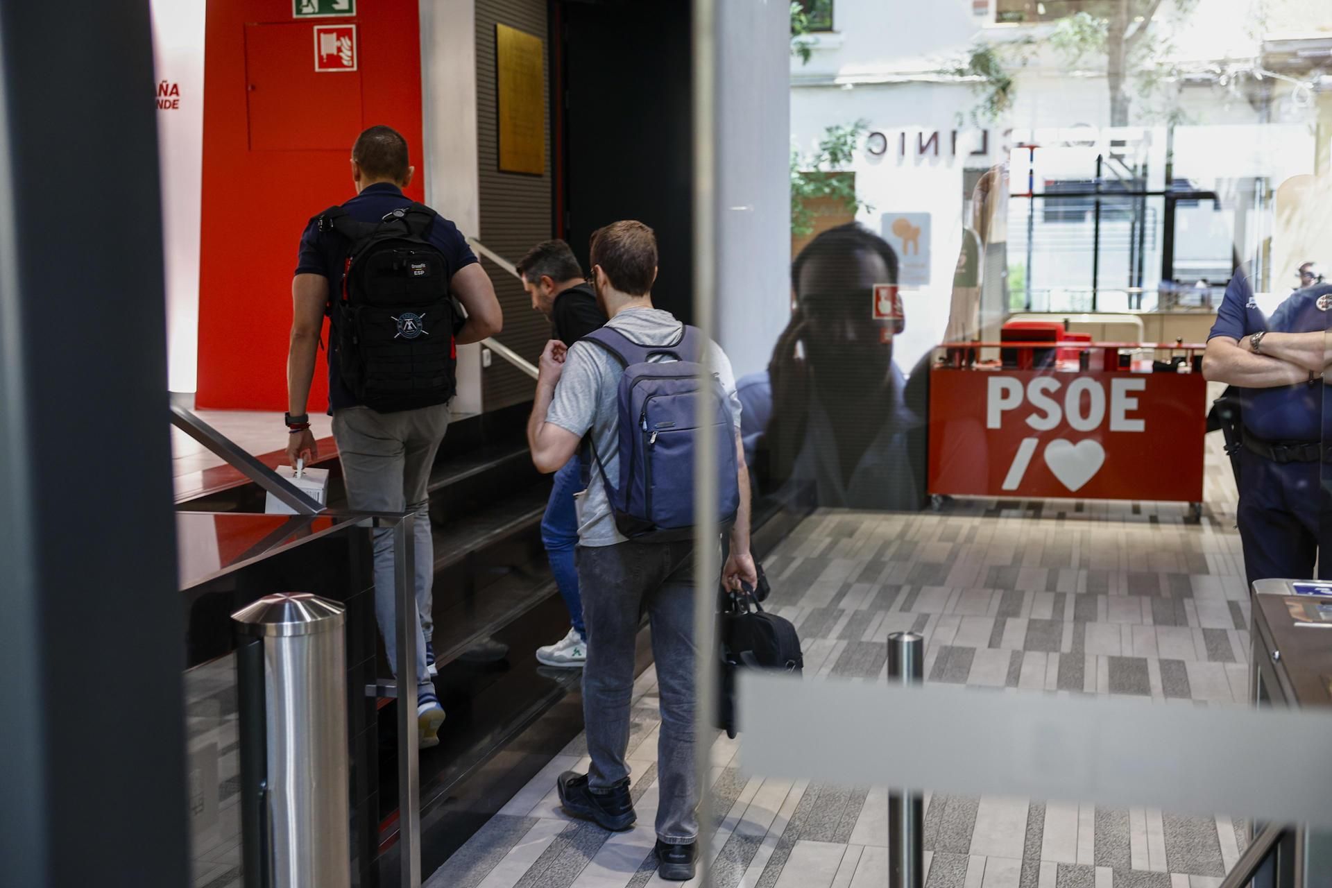 Agents de l'UCO entren en la seu del PSOE al carrer Ferraz, este divendres