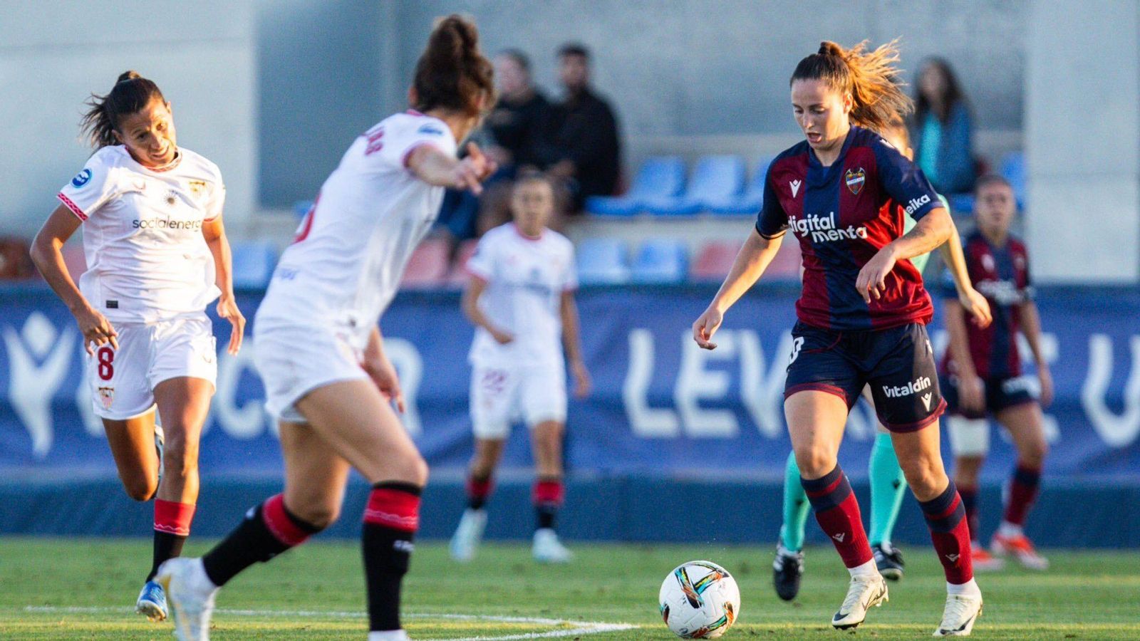 Érika González, en una acció del duel