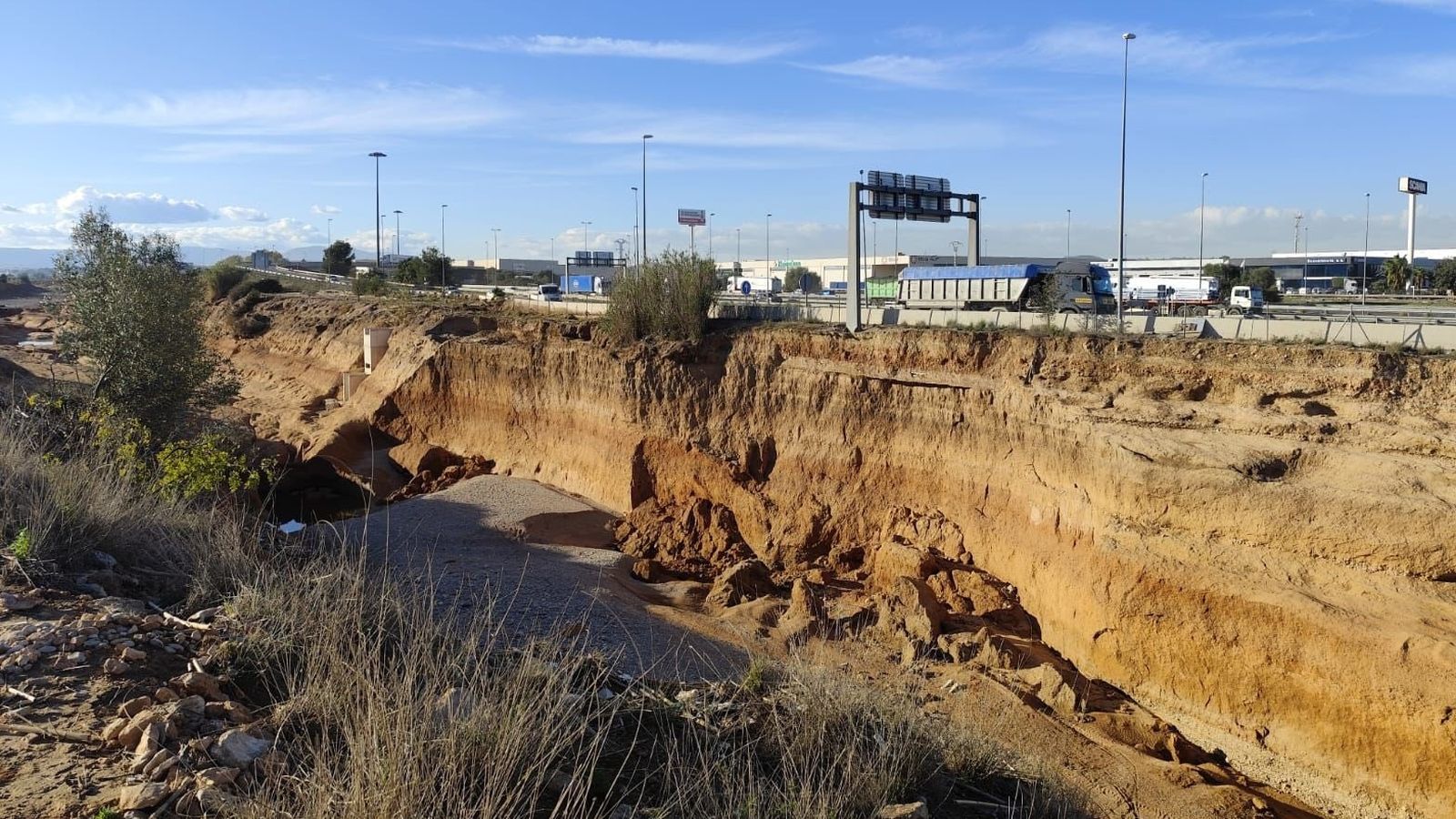 L'autovia A-3, al costat del barranc de Poio