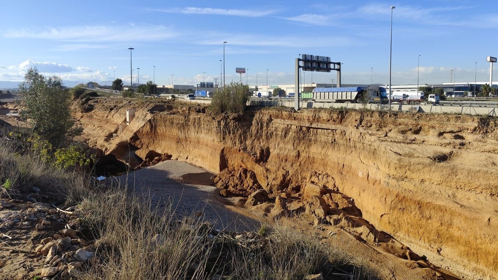 Un tram del barranc de Poio, al costat de l'A-3, on s'aprecien els efectes de la riuada