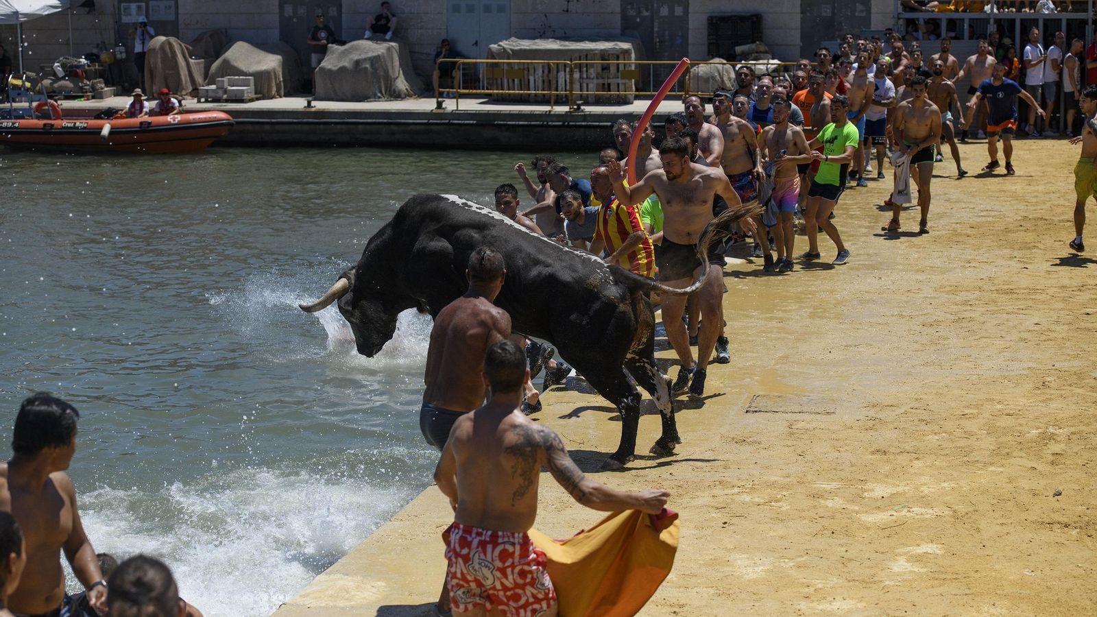 Imatge d'arxiu d'una celebració dels Bous a la Mar, al port de Dènia