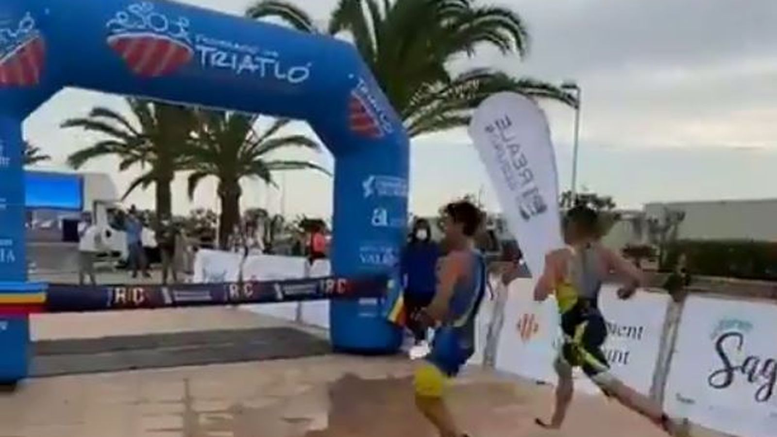 Moment en què s'ha decidit el triomf del triatló de Gandia