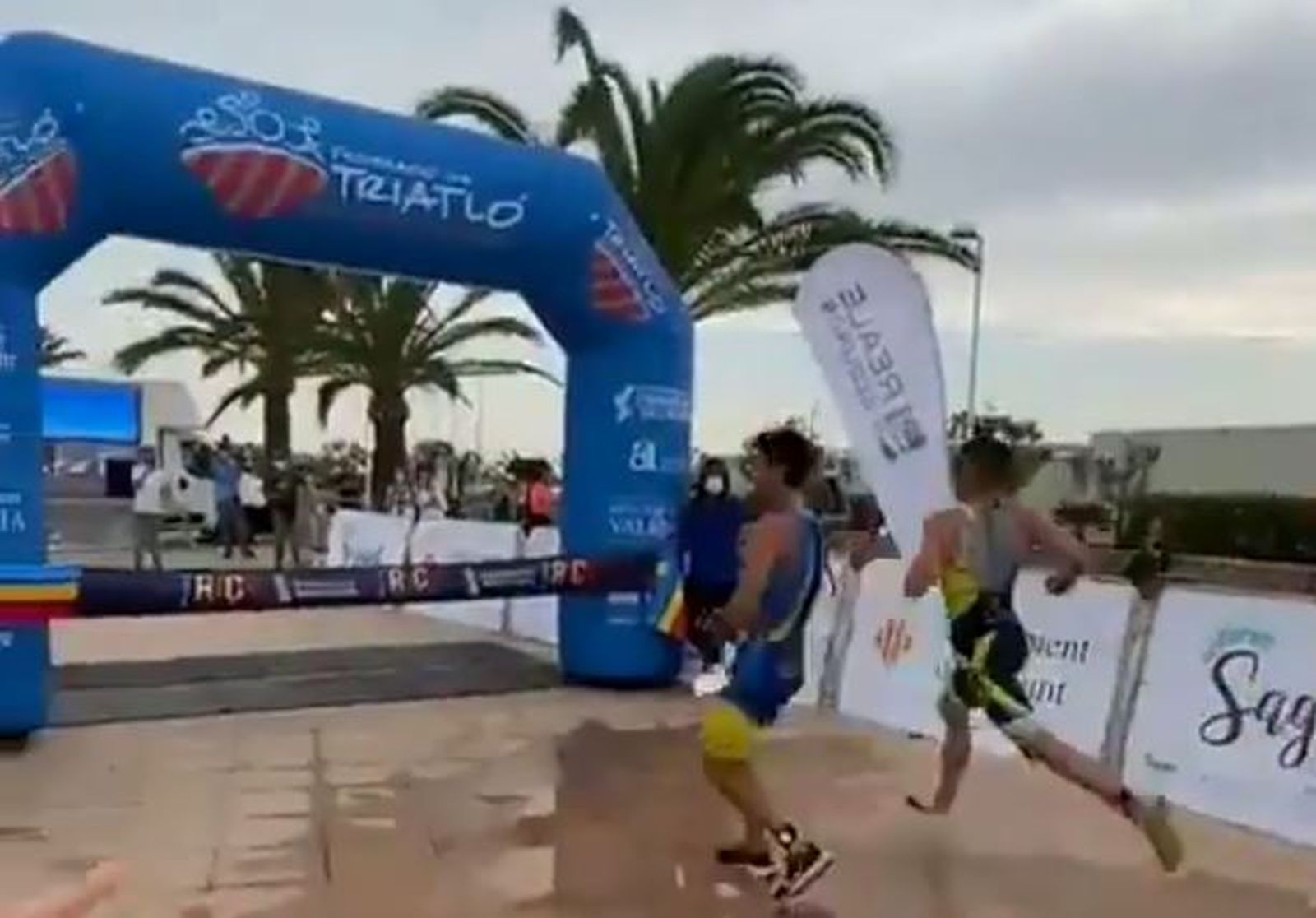Moment en què s'ha decidit el triomf del triatló de Gandia