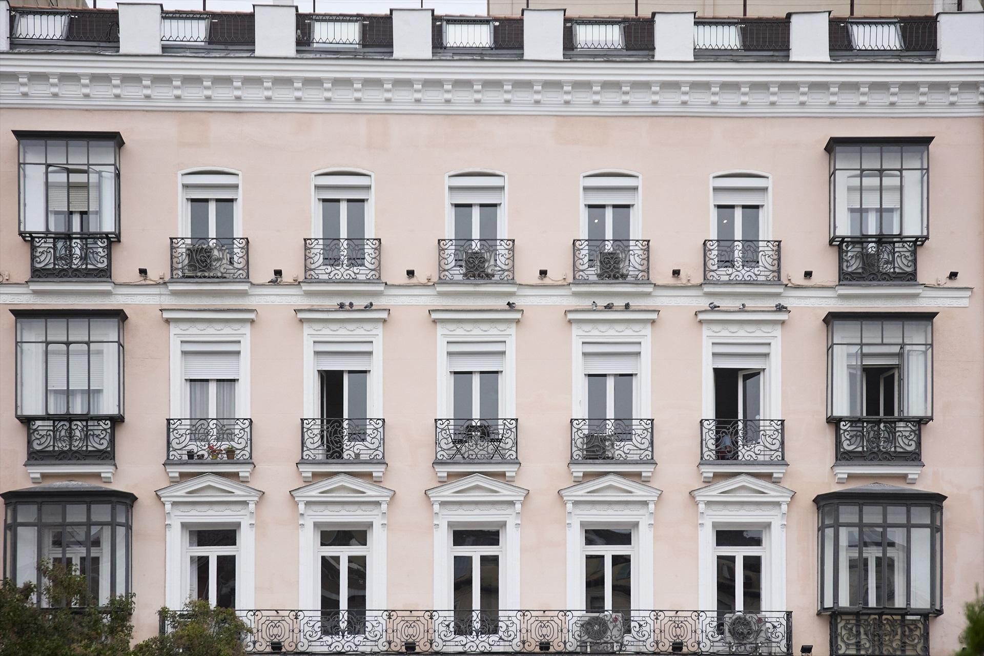 Façana d'habitatges (arxiu)