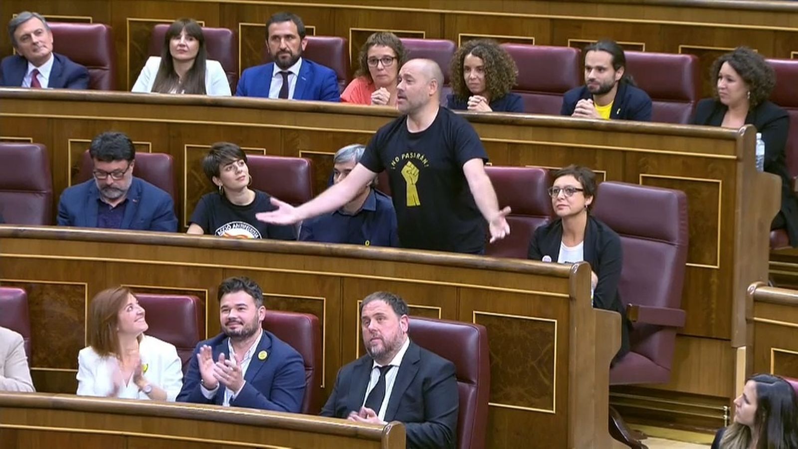 El diputat d'ERC Jordi Salvador recorda els presos polítics en l'acatament de l'escó entre crits de PP, Cs i Vox