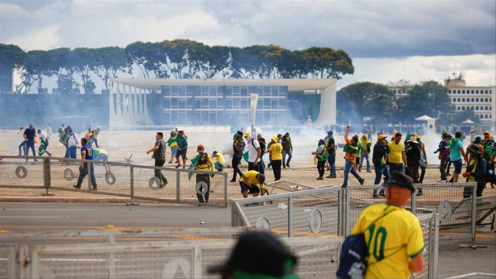 Un grup de seguidors radicals de l'expresident Bolsonaro envaeix el Congrés Nacional del Brasil
