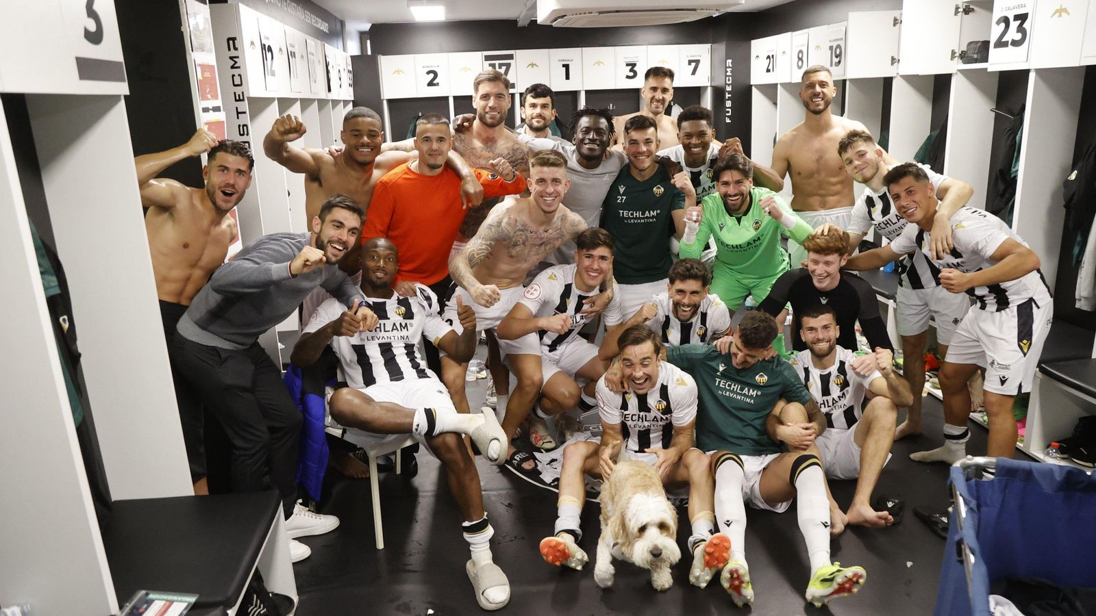 Els jugadors del Castelló celebren el tiromf Els jugadors del Castelló celebren el tiromf