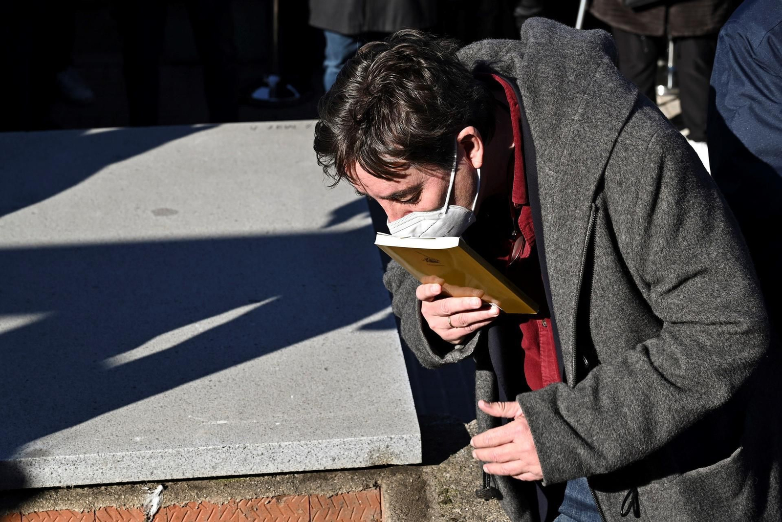 El viudo d'Almudena Grandes, Luis García Montero, dona l'últim adeu a la seua dona