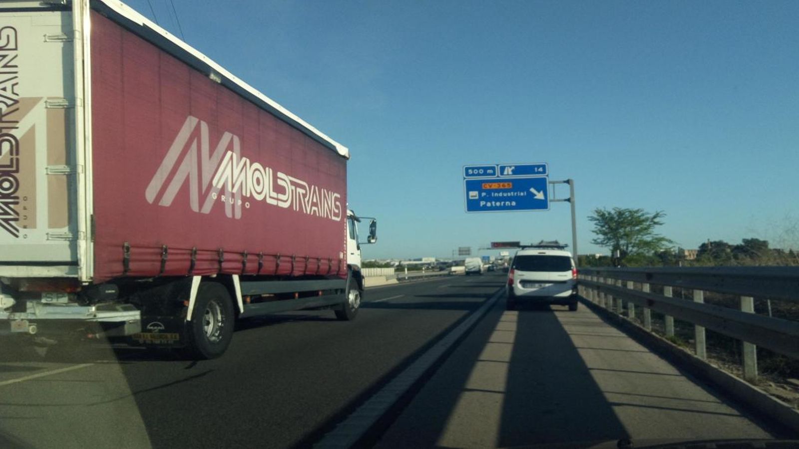 Un camió circula per una carretera de l'Horta en una imatge d'arxiu