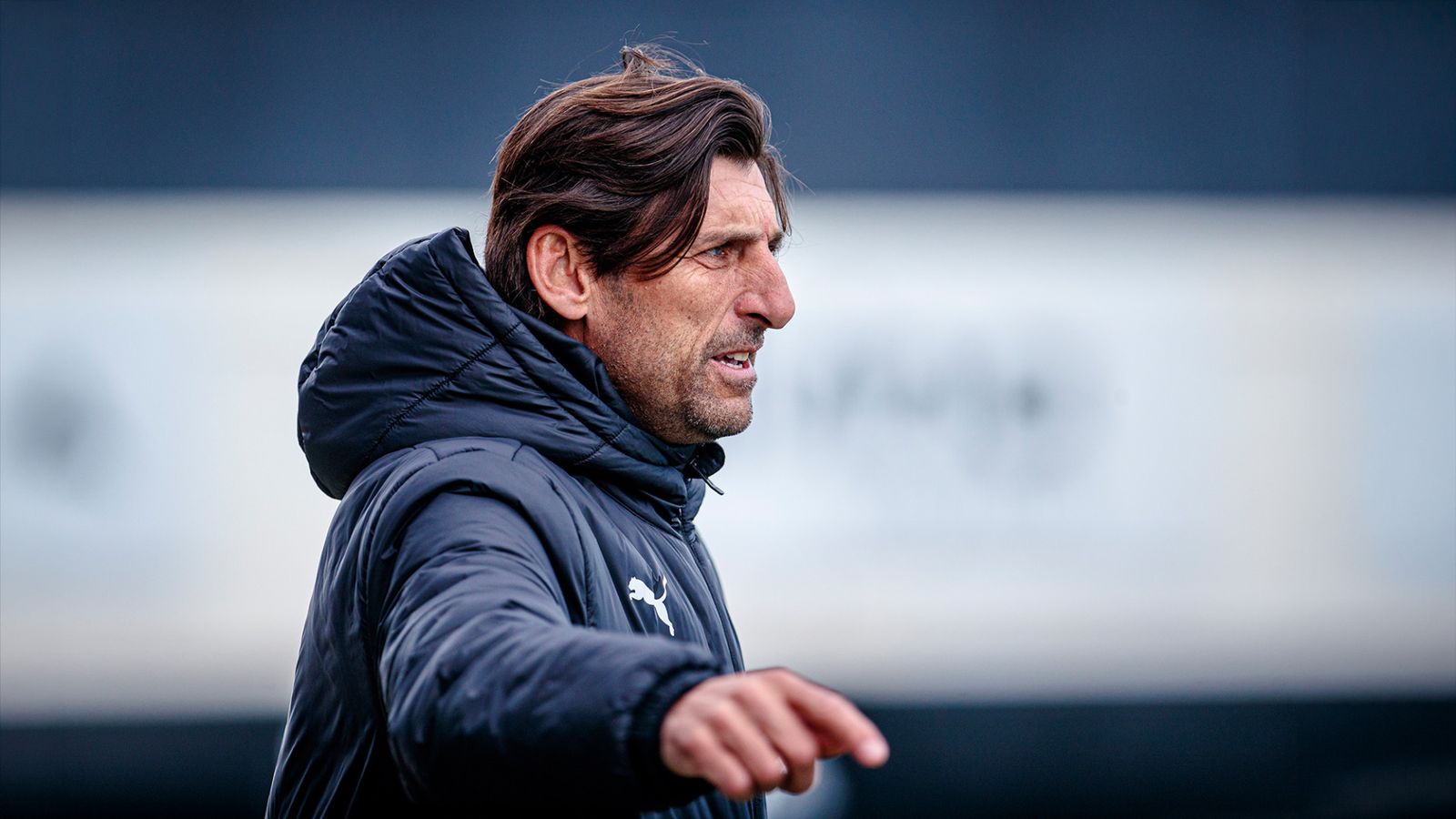 Miguel Ángel Angulo dona instruccions des de la banda