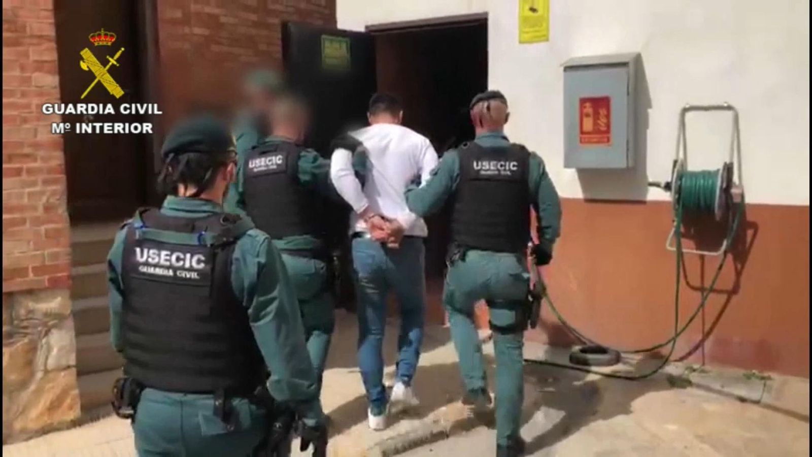 L'home acusat pel crim, escortat per la Guàrdia Civil el passat mes d'abril de 2019