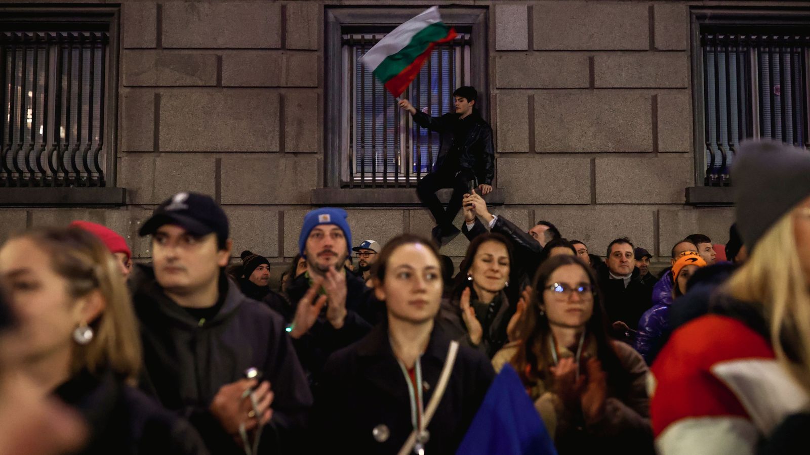 Un joven oneja una bandera búlgara durant una protesta antigovernamental a Sofia (Bulgària), el 10 de desembre de 2025