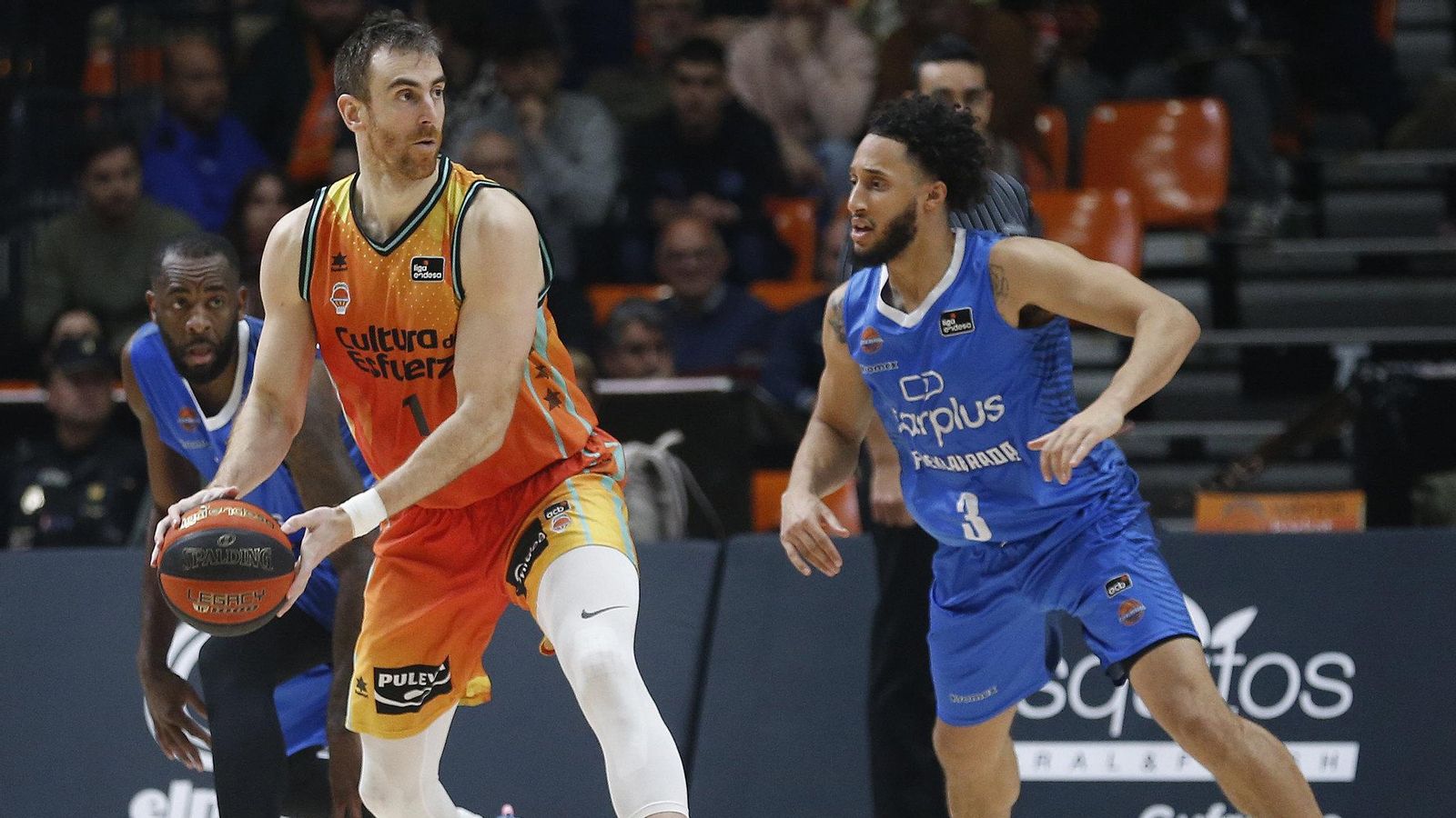 Claver, en el partit contra el Fuenlabrada a la Fonteta Claver, en el partit contra el Fuenlabrada a la Fonteta