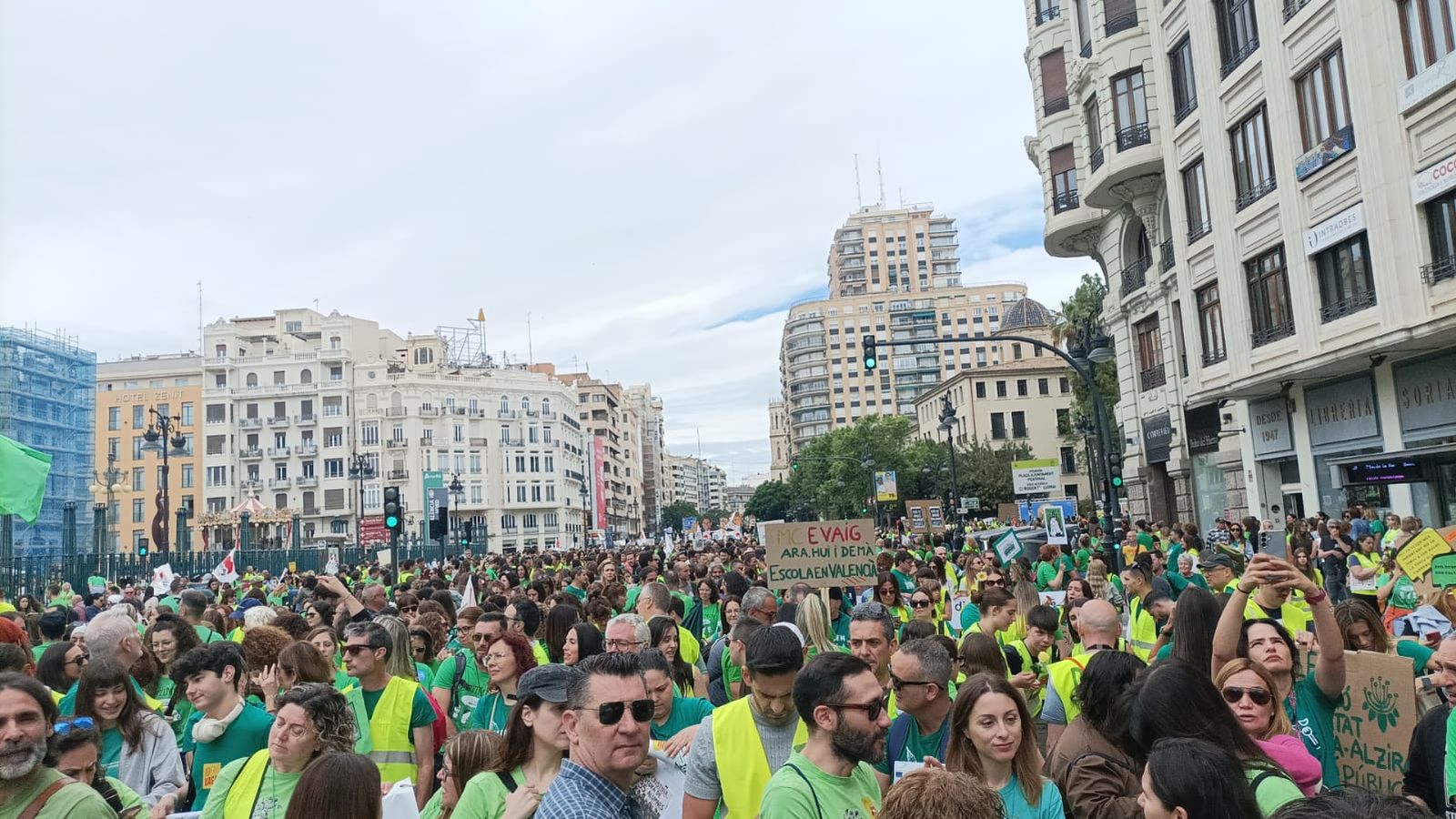 Els manifestants es concentren al carrer de Xàtiva de València, este divendres