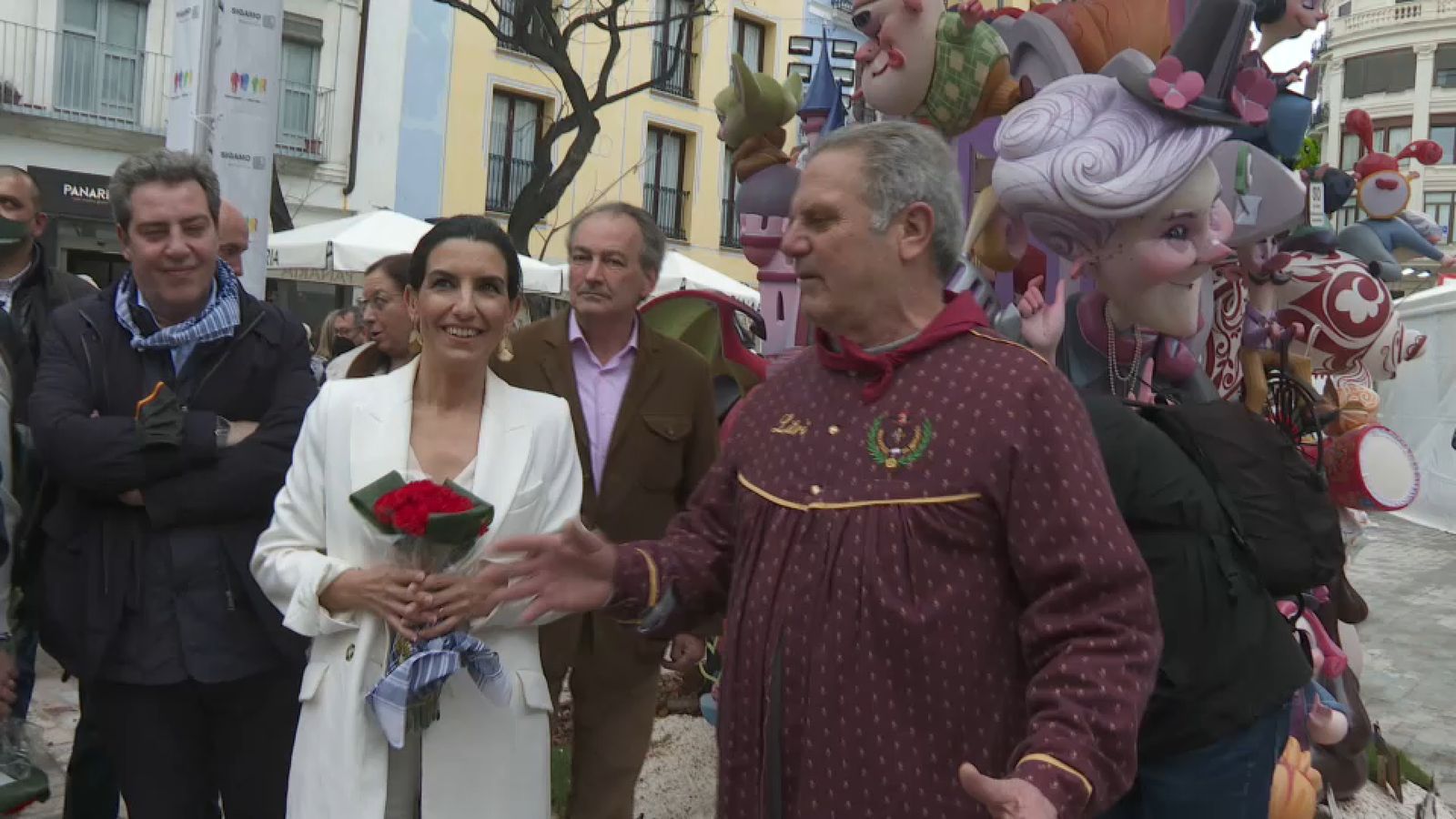 Rocío Monasterio, de Vox, en la falla del Mercat Central de València, hores abans d'eixir en l'Ofrena