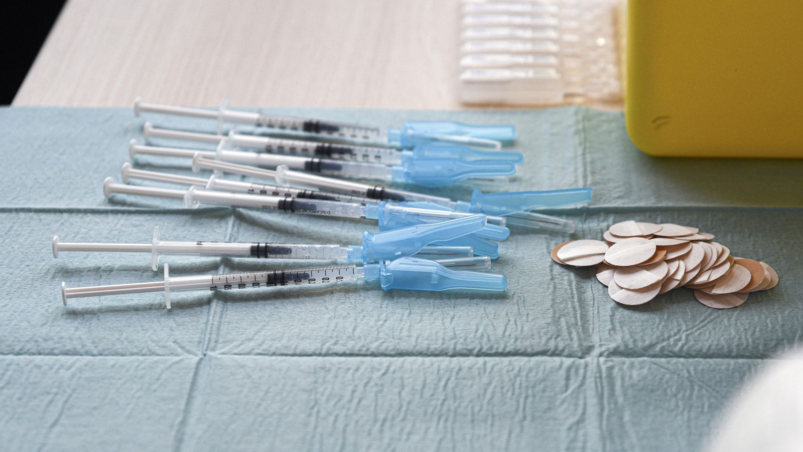 EuropaPress_3828359_vacunas_contra_covid-19_colocadas_dispositivo_puesto_marcha_facultad