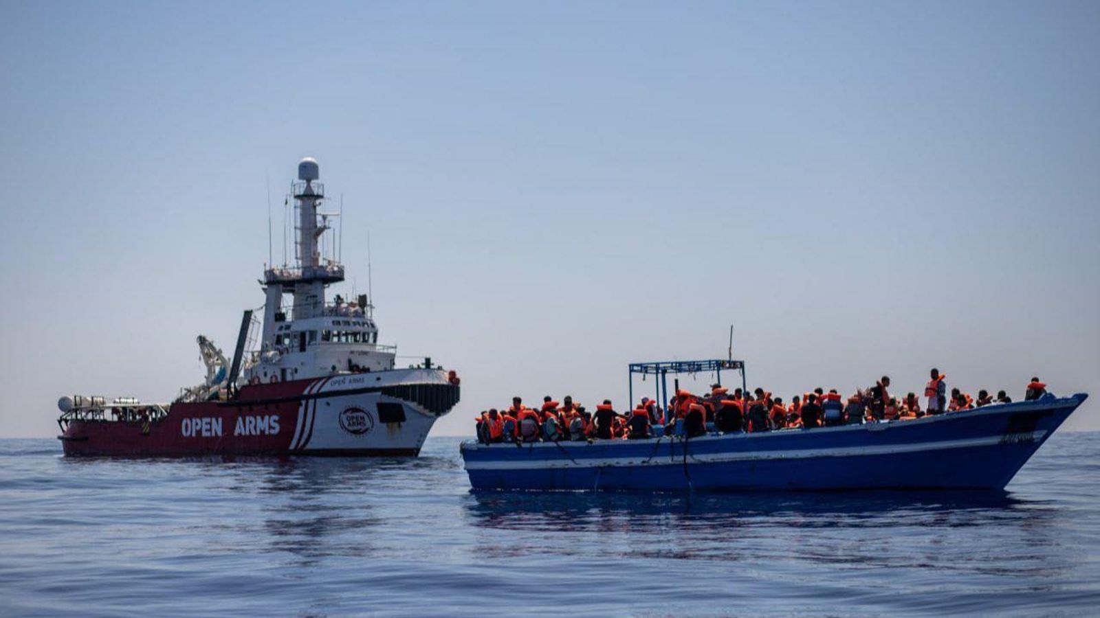 Moment del desembarcament de les persones al port de Carrara, a Itàlia