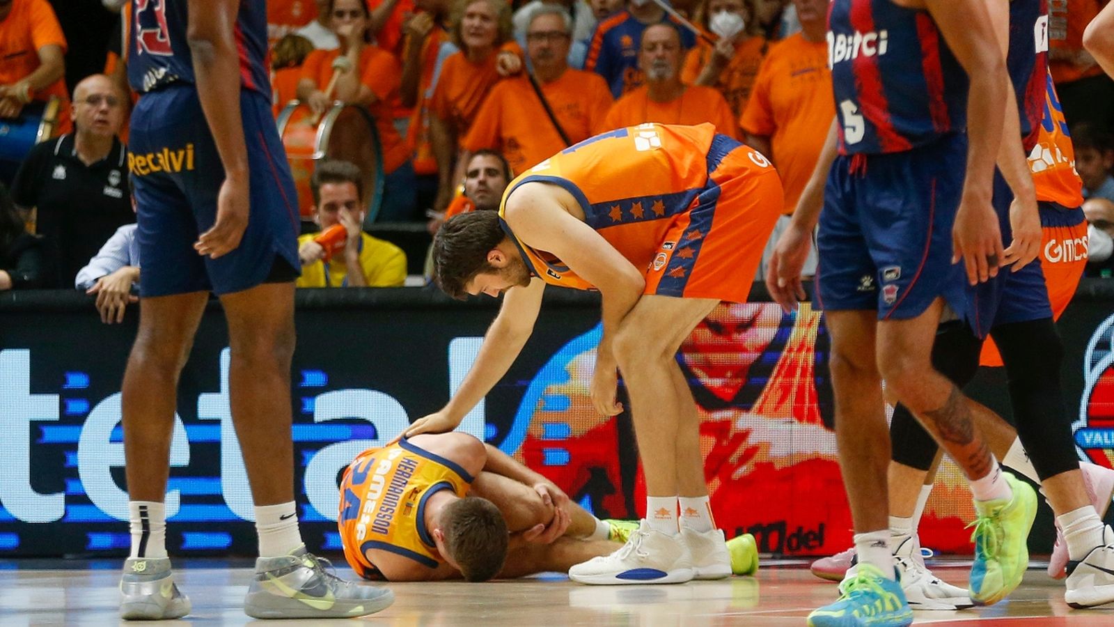 Mike Tobey es preocupa per Martin Hermannsson, que es queixa del genoll