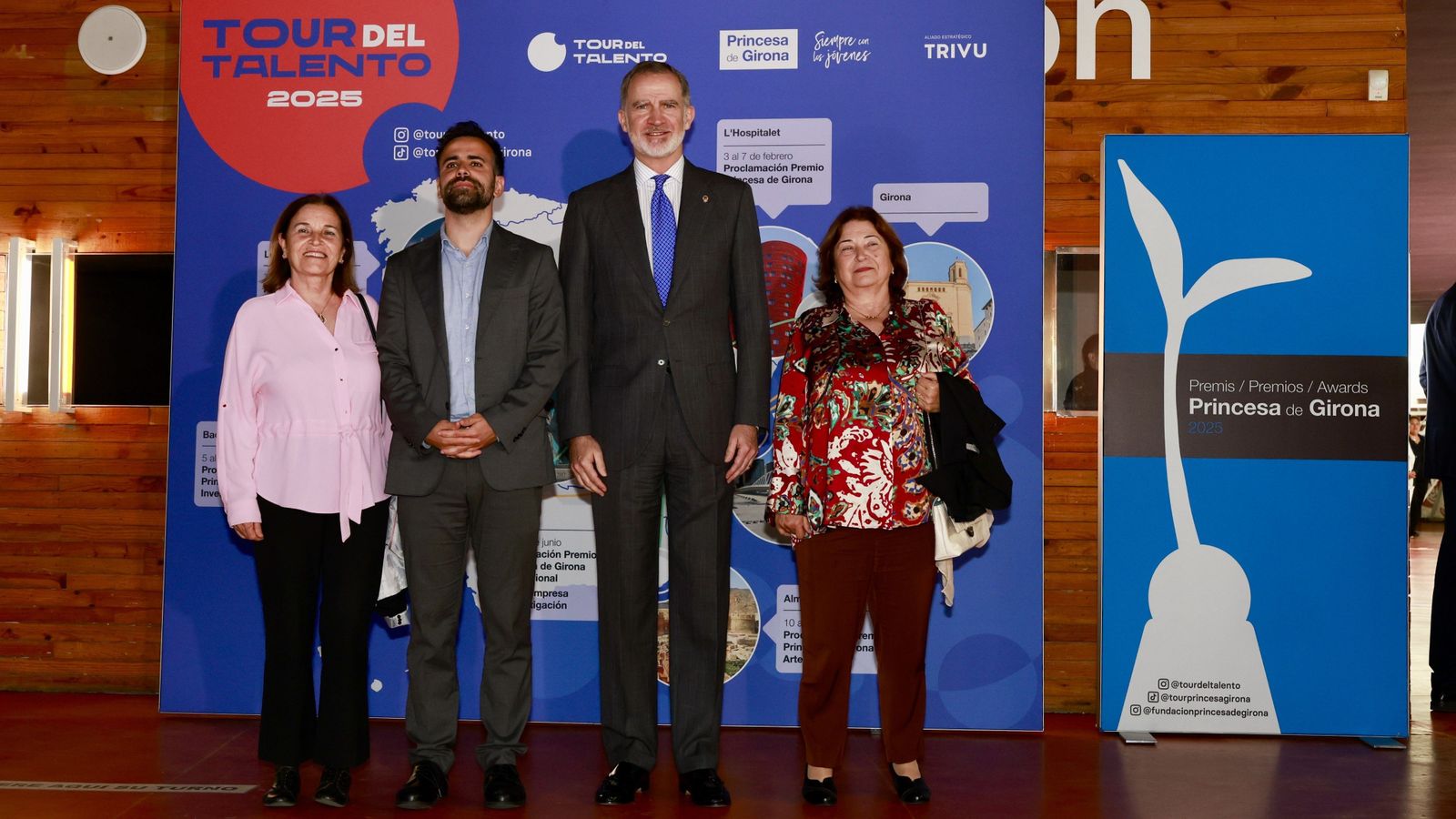Antoni Forner amb el rei Felip, en l'acte en què ha rebut el guardó de la fundació Princesa de Girona