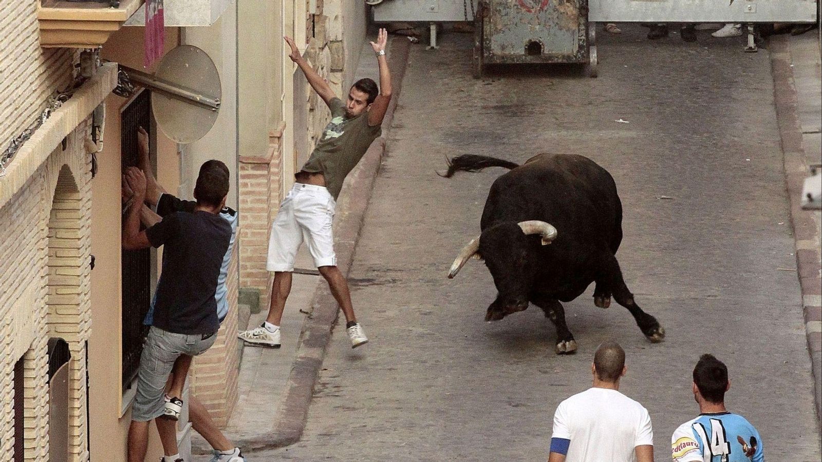 Imatge d'arxiu d'una festa taurina de 'bous al carrer' a Puçol