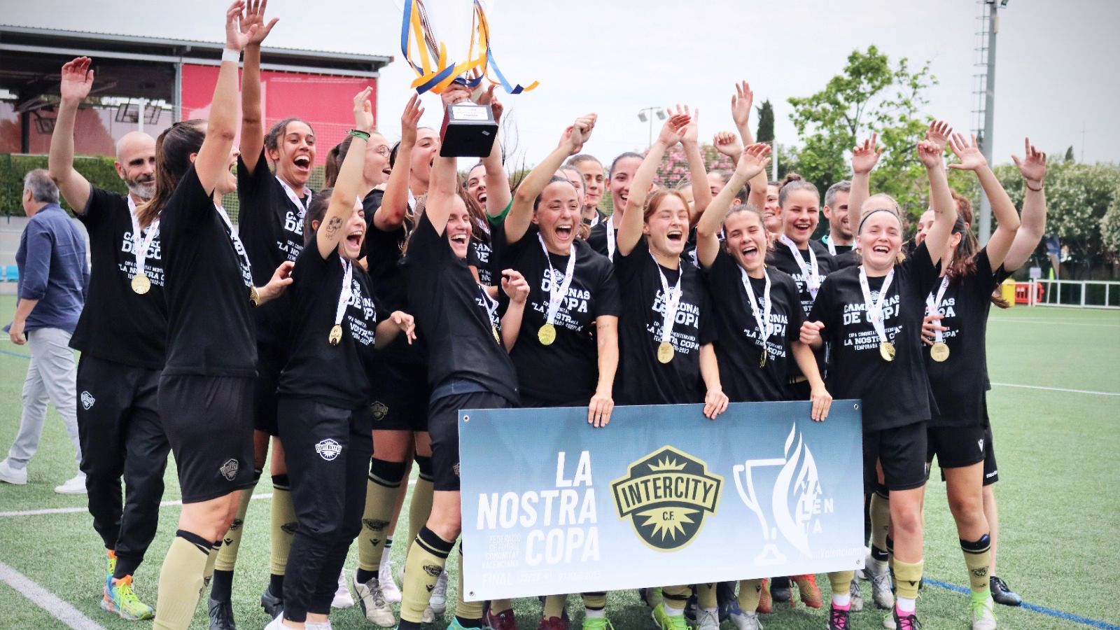 Les jugadores de l'Intercity, amb el trofeu de campiones