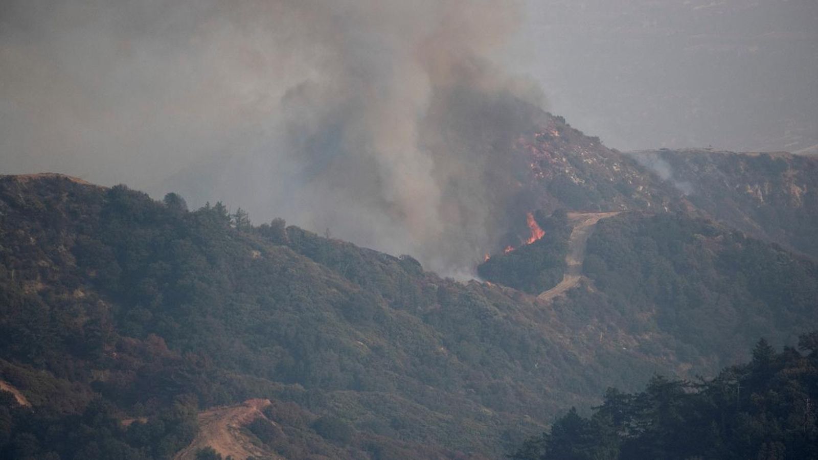La muntanya Wilson, pròxima a la ciutat de Los Angeles, cremant-se