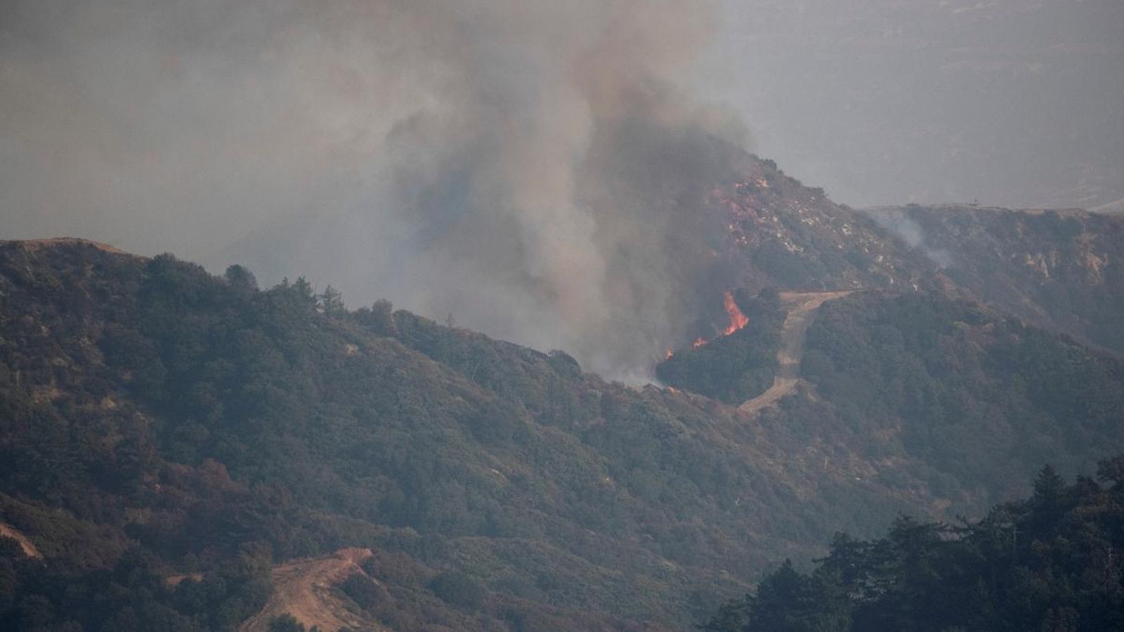 La muntanya Wilson, pròxima a la ciutat de Los Angeles, cremant-se