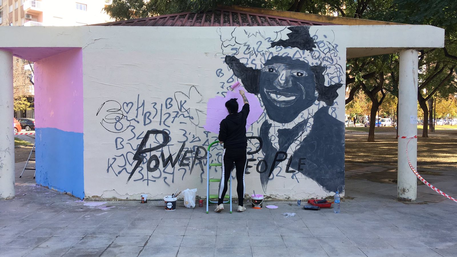 L'artista Alexandra Rubio pinta un grafit reivindicatiu amb el rostre de l'activista trans Marsha P. Johnson