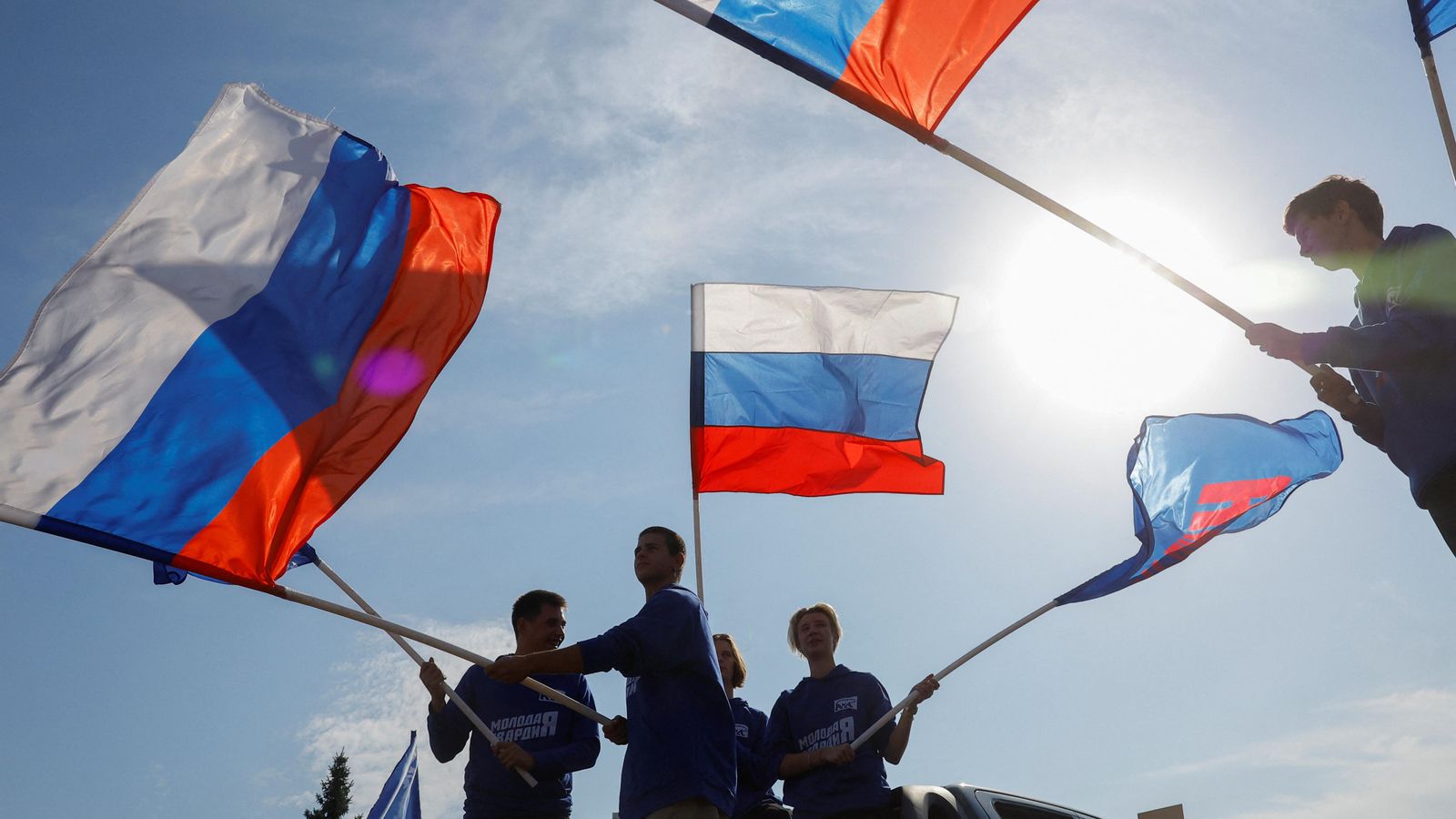 Activistes onegen banderes russes per a commemorar el 72 aniversari de Vladímir Putin en la zona ucraïnesa de Donetsk controlada per Rússia