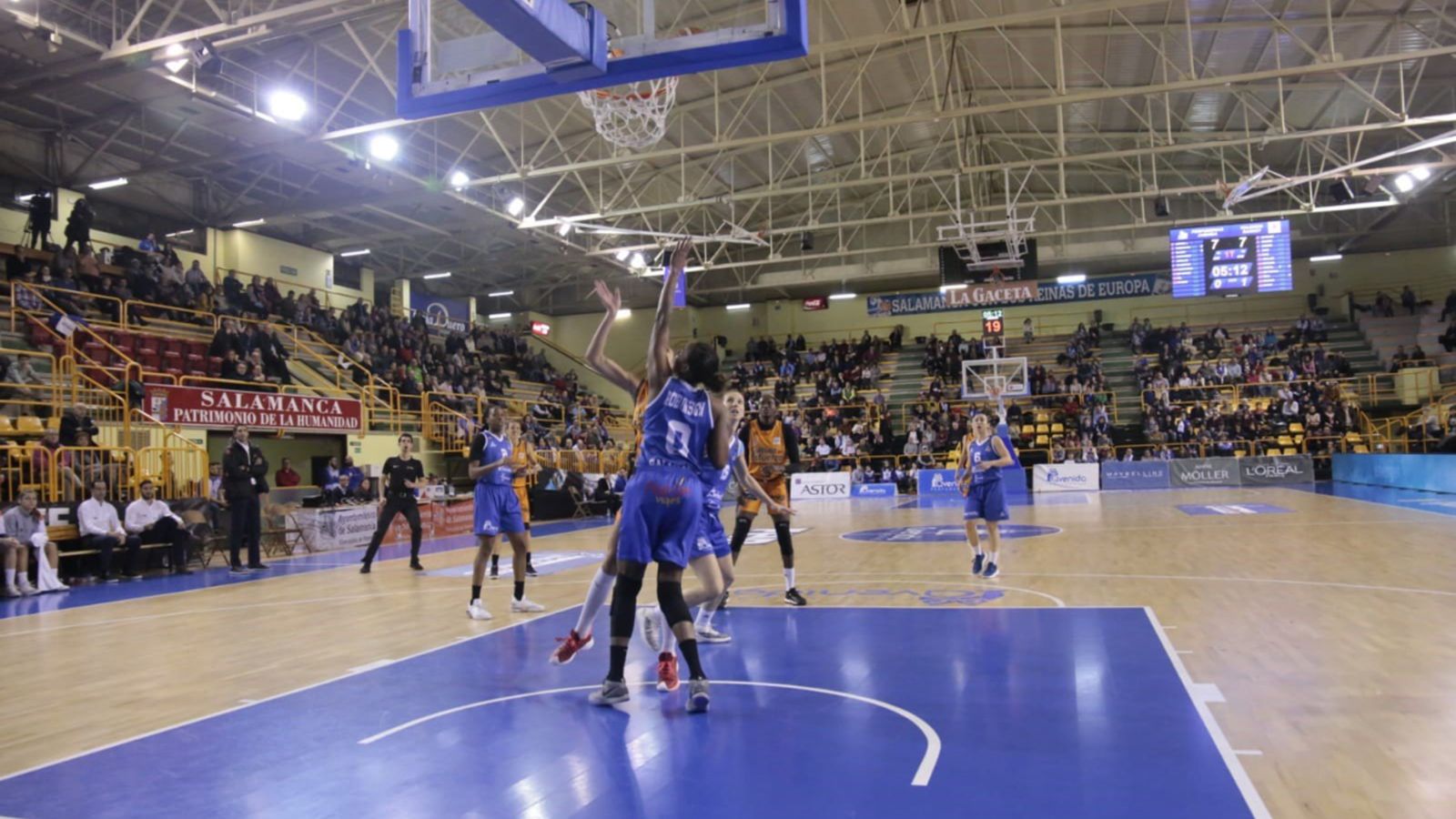 Tamara Abalde lluita per un rebot