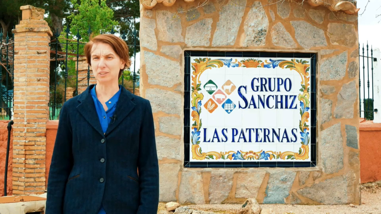 Imatge d'arxiu de Letizia Sanchiz davant d'un cartell de l'empresa Grupo Sanchiz