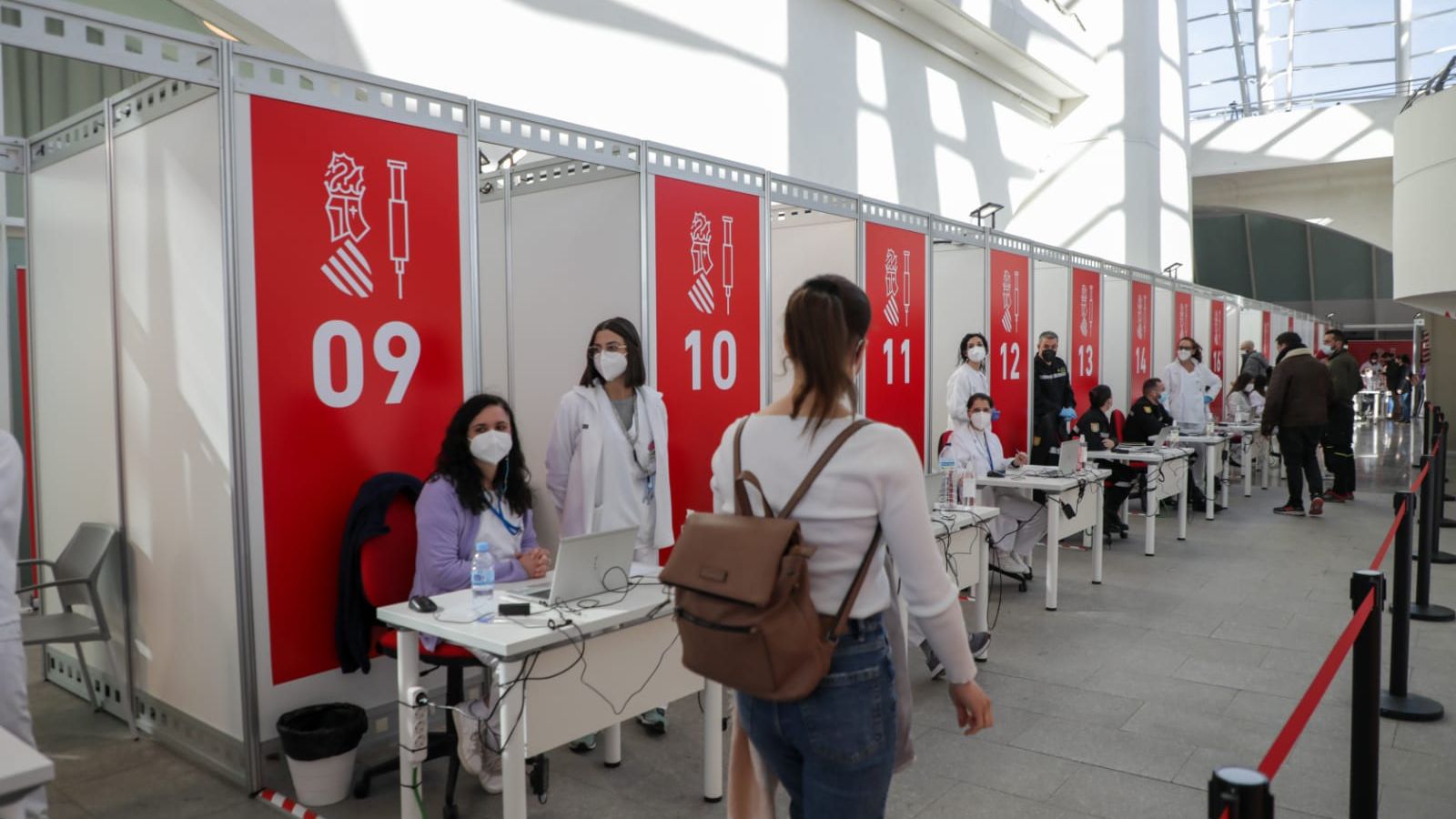 Imatge del centre de vacunació massiva instal·lat a la Ciutat de les Arts i les Ciències de València