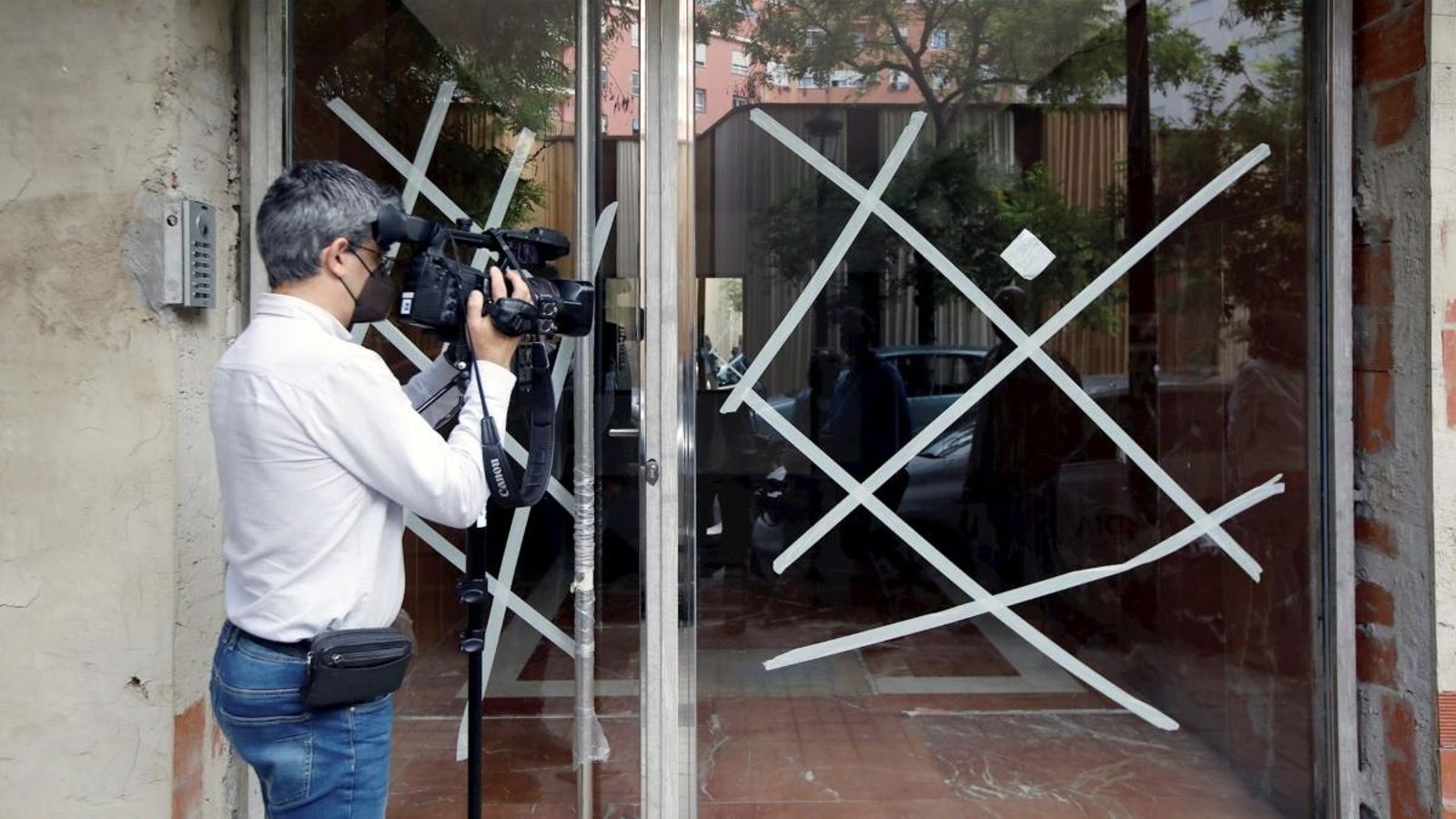Una càmera de televisió grava la vivenda de l'exsubdelegat, Rafael Rubio, durant l'operació