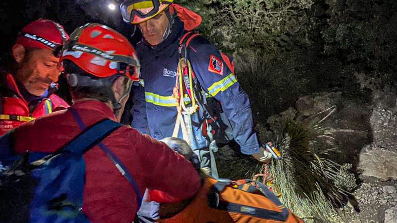 Imatge del complicat rescat de la senderista al Puig Campana