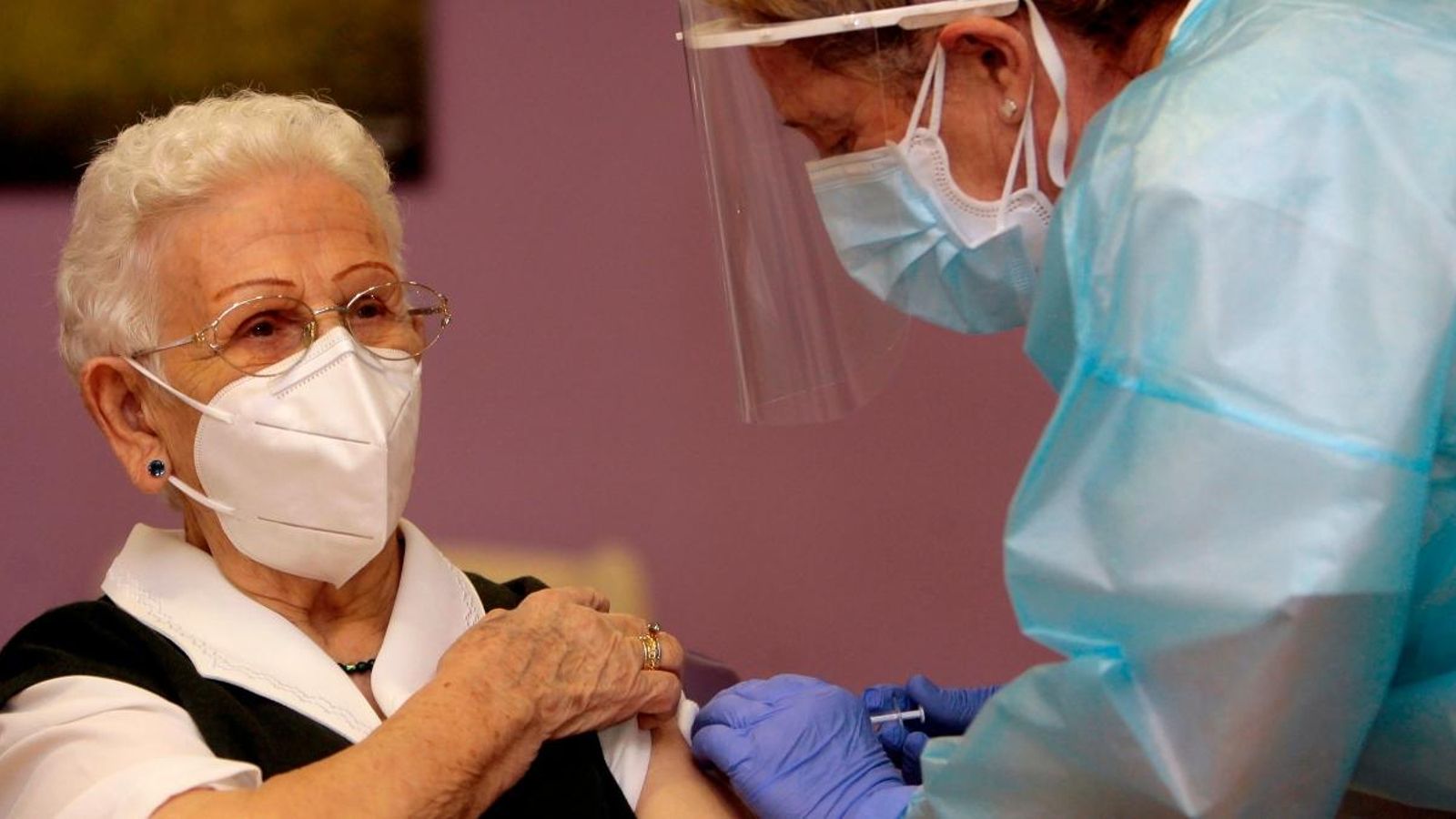 VÍDEO | Araceli Rosario Hidalgo, de 96 anys, la primera a rebre la vacuna contra la Covid-19 a Espanya