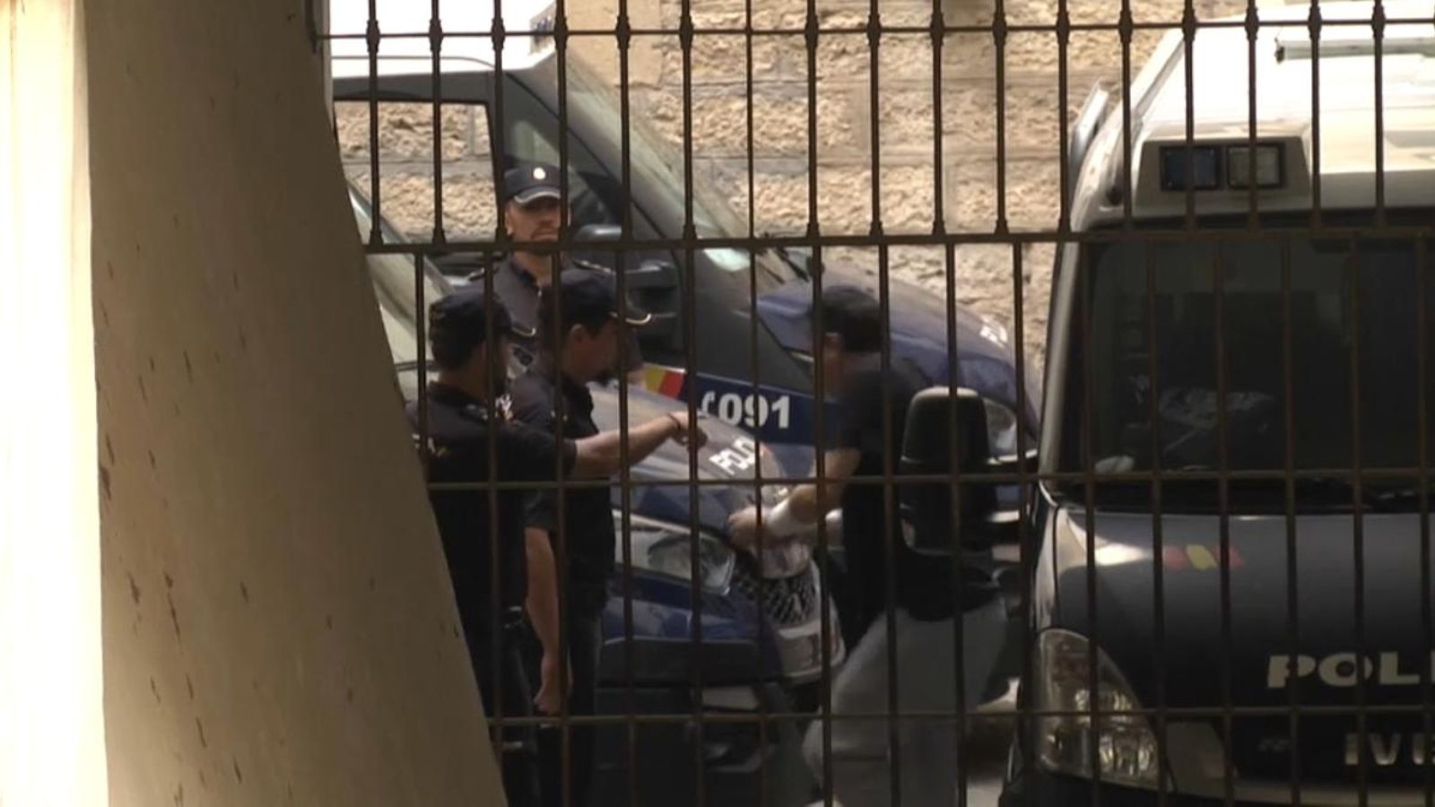 El principal sospitós de matar els pares i el germà portava el braç esquerre embenat