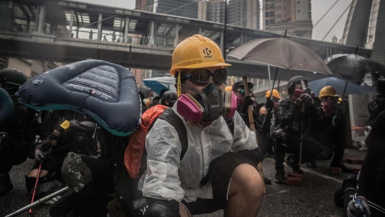 Manifestants amb màscares de gas durant la manifestació en Tsuen Wan, a Hong Kong