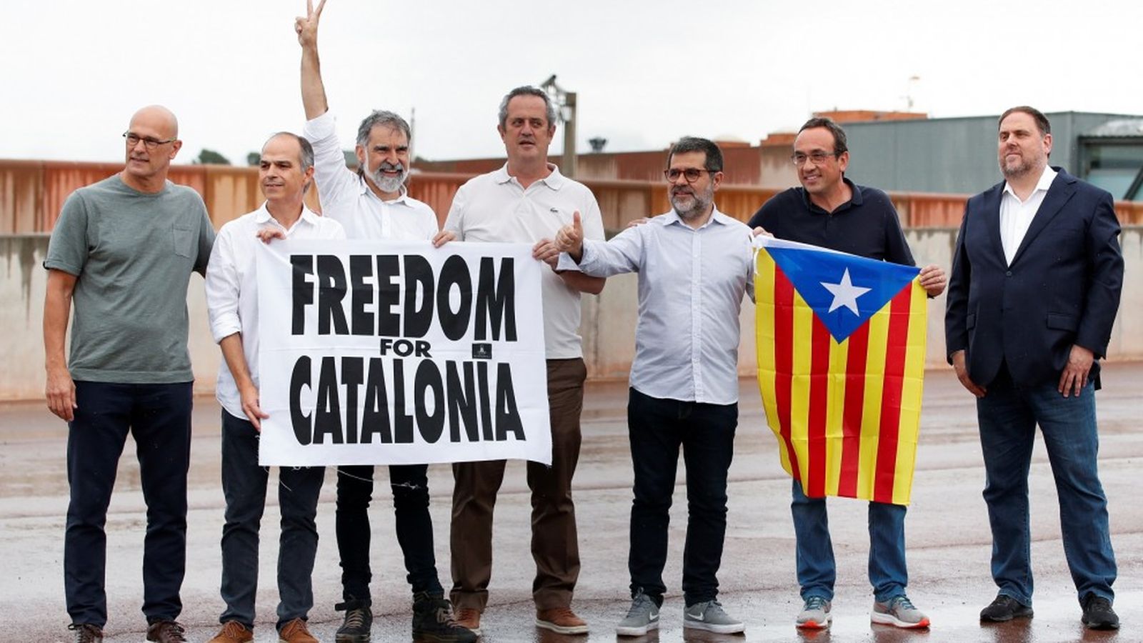 Imatge d'arxiu de l'eixida dels nou polítics presos catalans de la presó en aplicació de l'indult parcial del govern