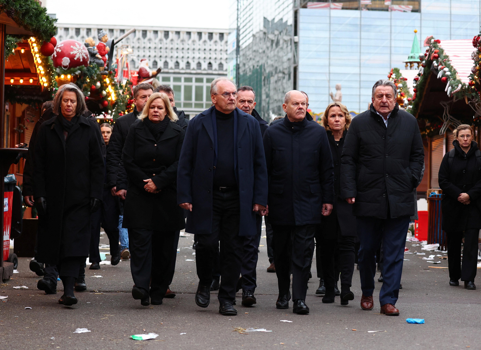 El canceller Olaf Scholz (segon per la dreta) visita el lloc dels fets amb el primer ministre de Saxònia-Anhalt Reiner Haseloff i la ministra d'Interior Nancy Faeser