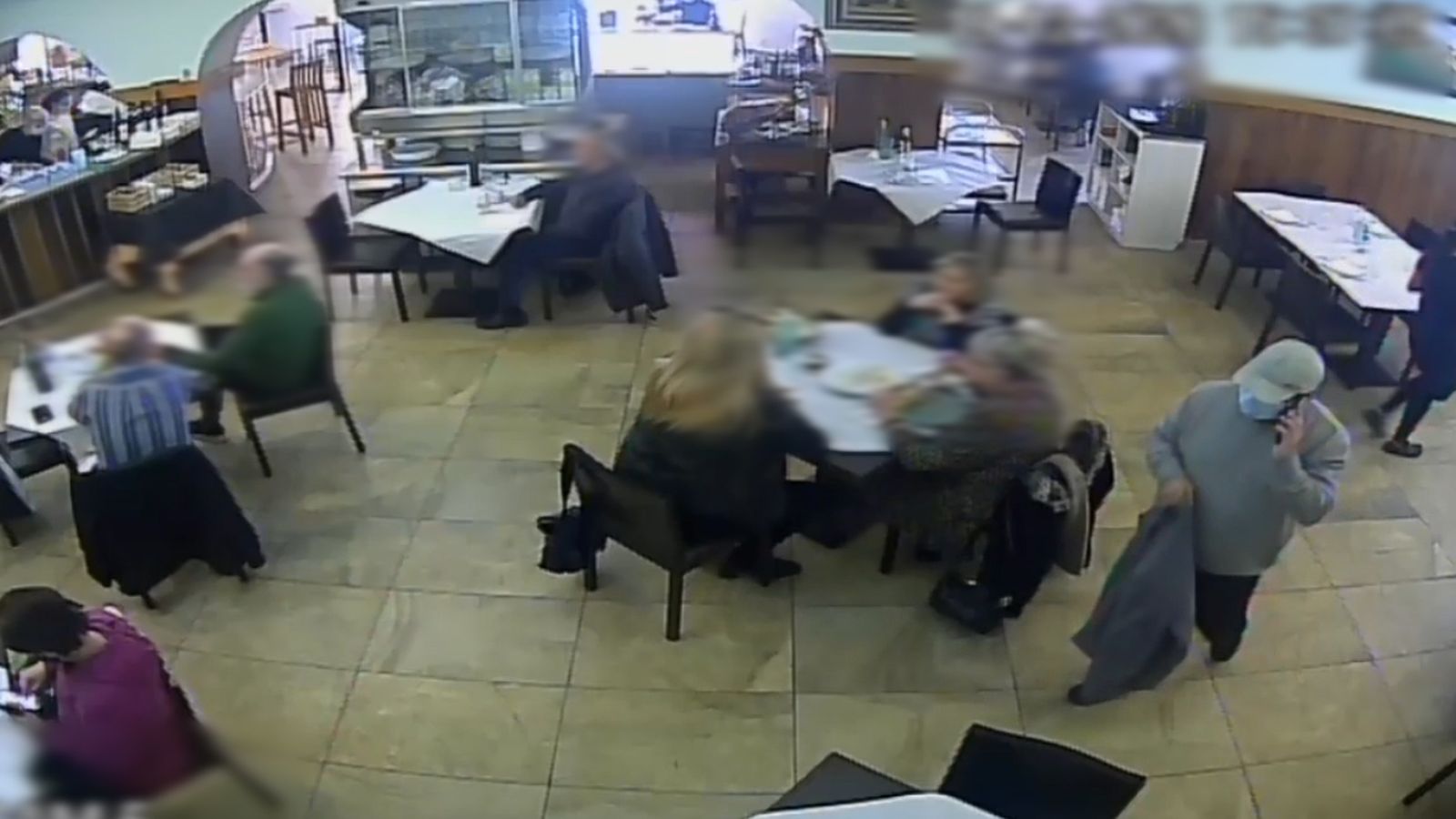 El detingut, captat per les càmeres de seguretat del bar, en el moment de sostraure la bossa que contenia el dècim